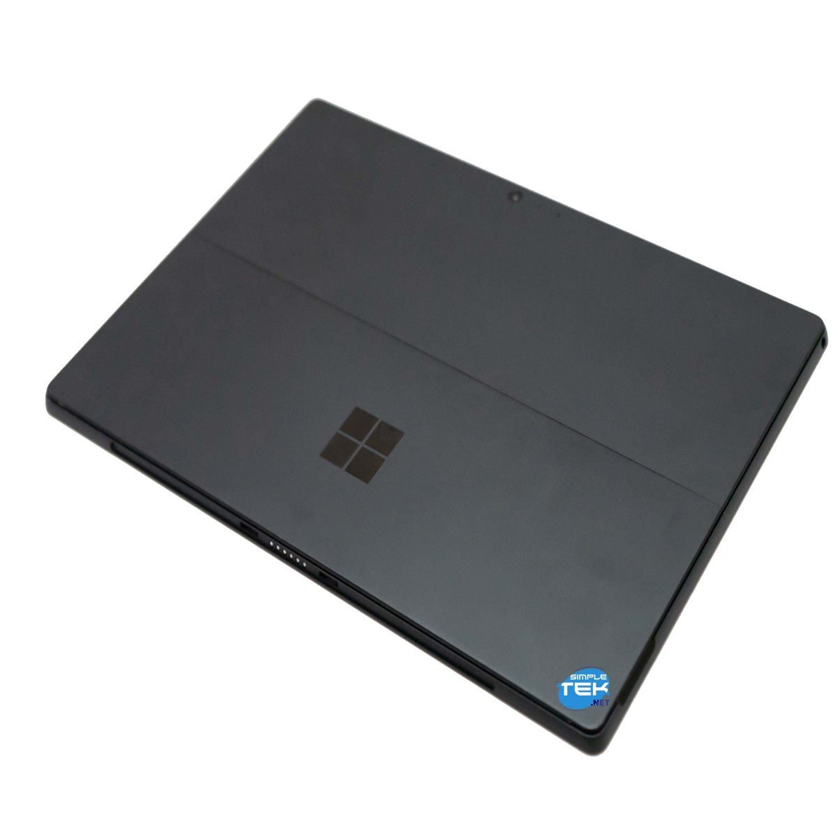 Un tablet Microsoft Surface Pro grigio scuro visto dall'alto su sfondo bianco.