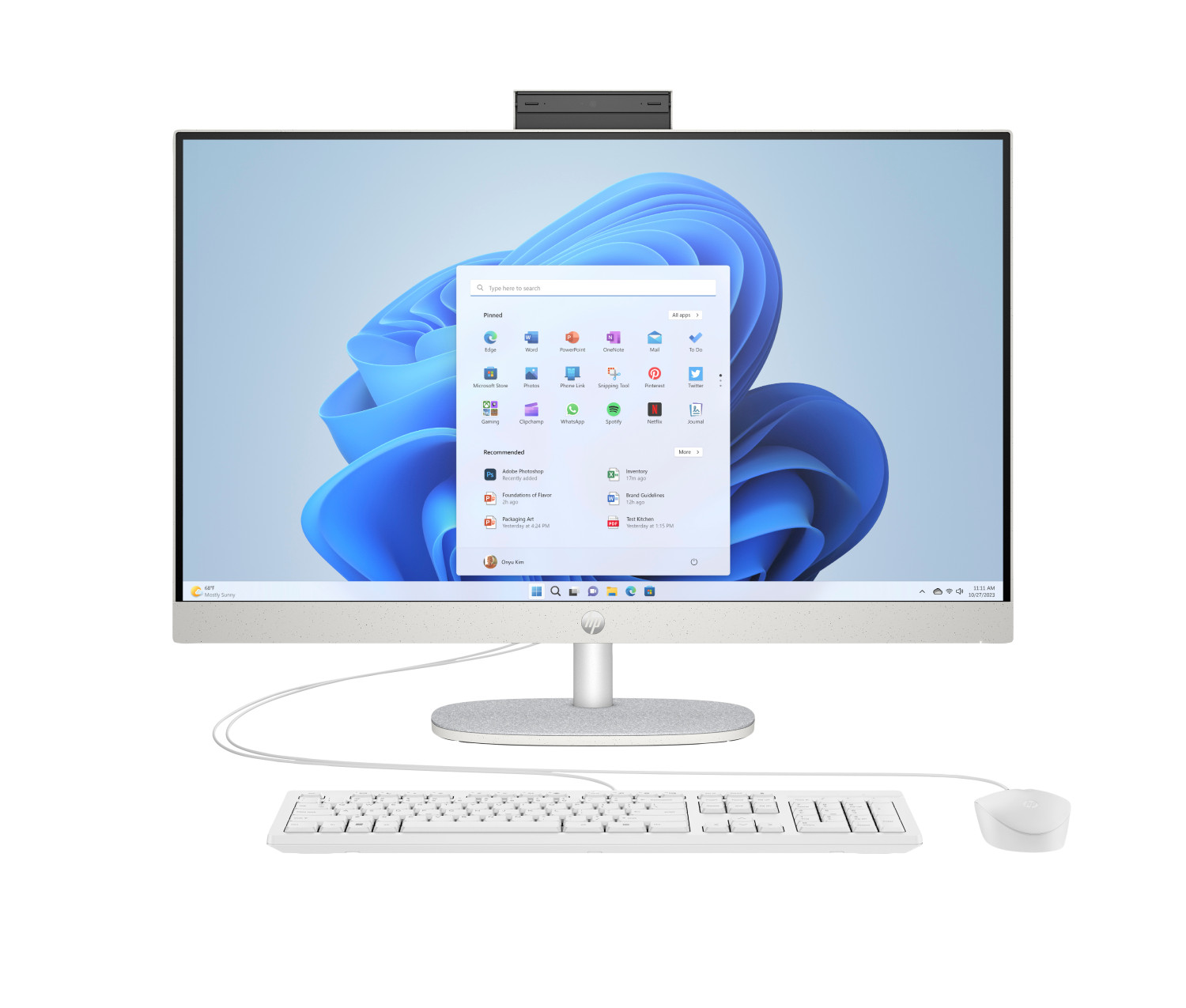 Computer all-in-one HP con tastiera e mouse, che mostra l'interfaccia di Windows 11.