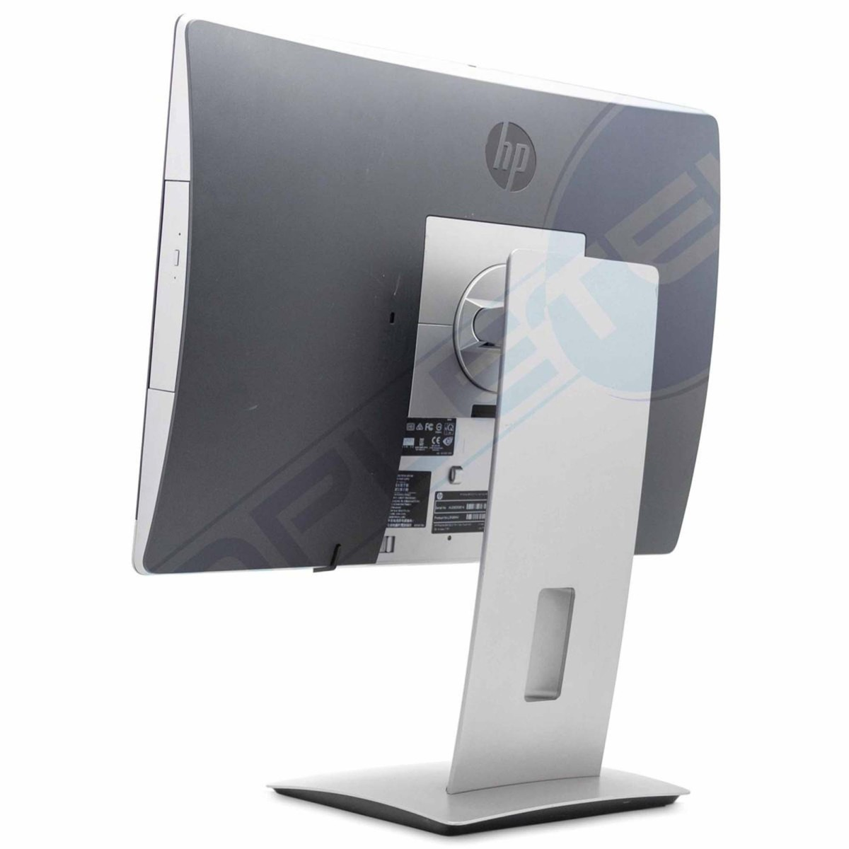 Vista posteriore di un monitor HP argentato con schermo grigio scuro e supporto. Ha etichette sul retro.