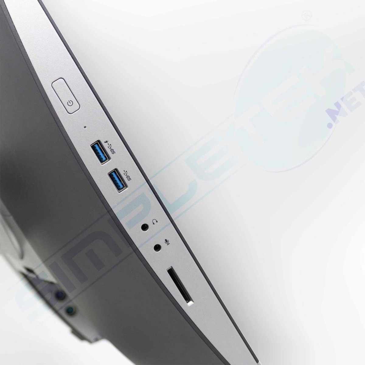 Primo piano del pannello laterale di un computer argentato con porte USB, jack per cuffie e slot per schede SD.