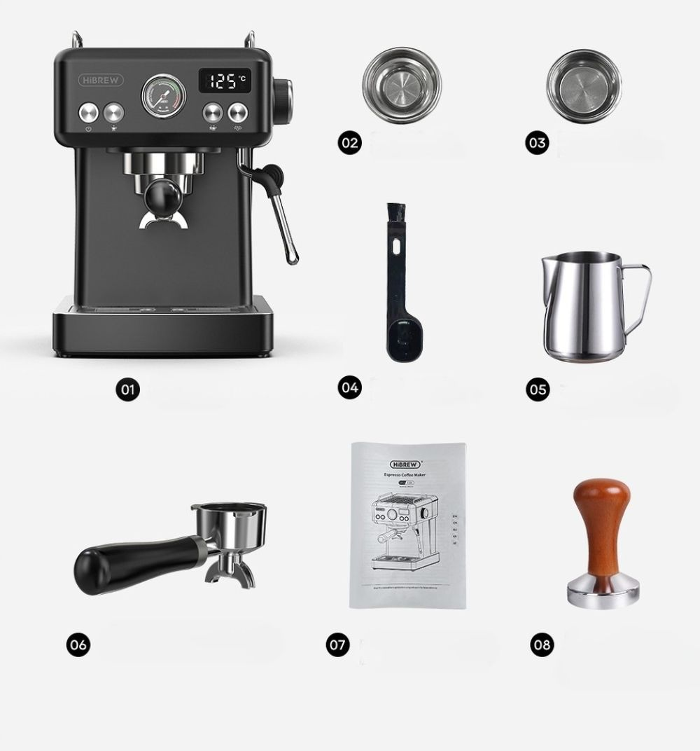 Una cafetera espresso negra con accesorios: filtros, cuchara, jarra de leche, manual y tamper.