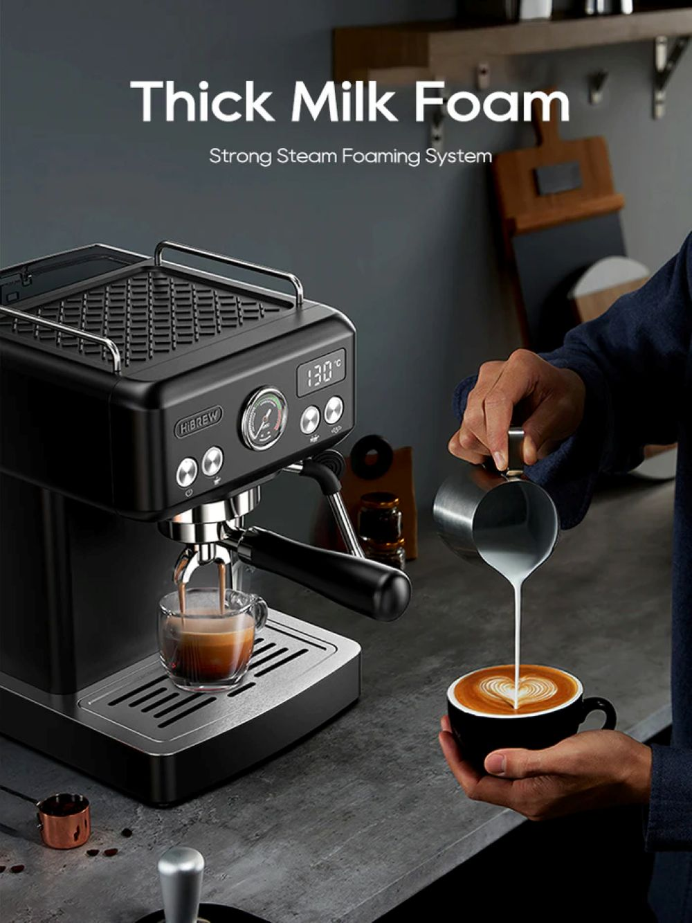 Una máquina de espresso negra hace café mientras se vierte leche en una taza.