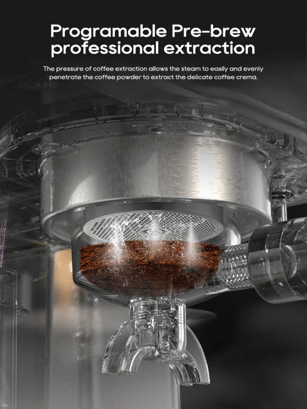 Primer plano de posos de café extrayéndose en una cafetera.