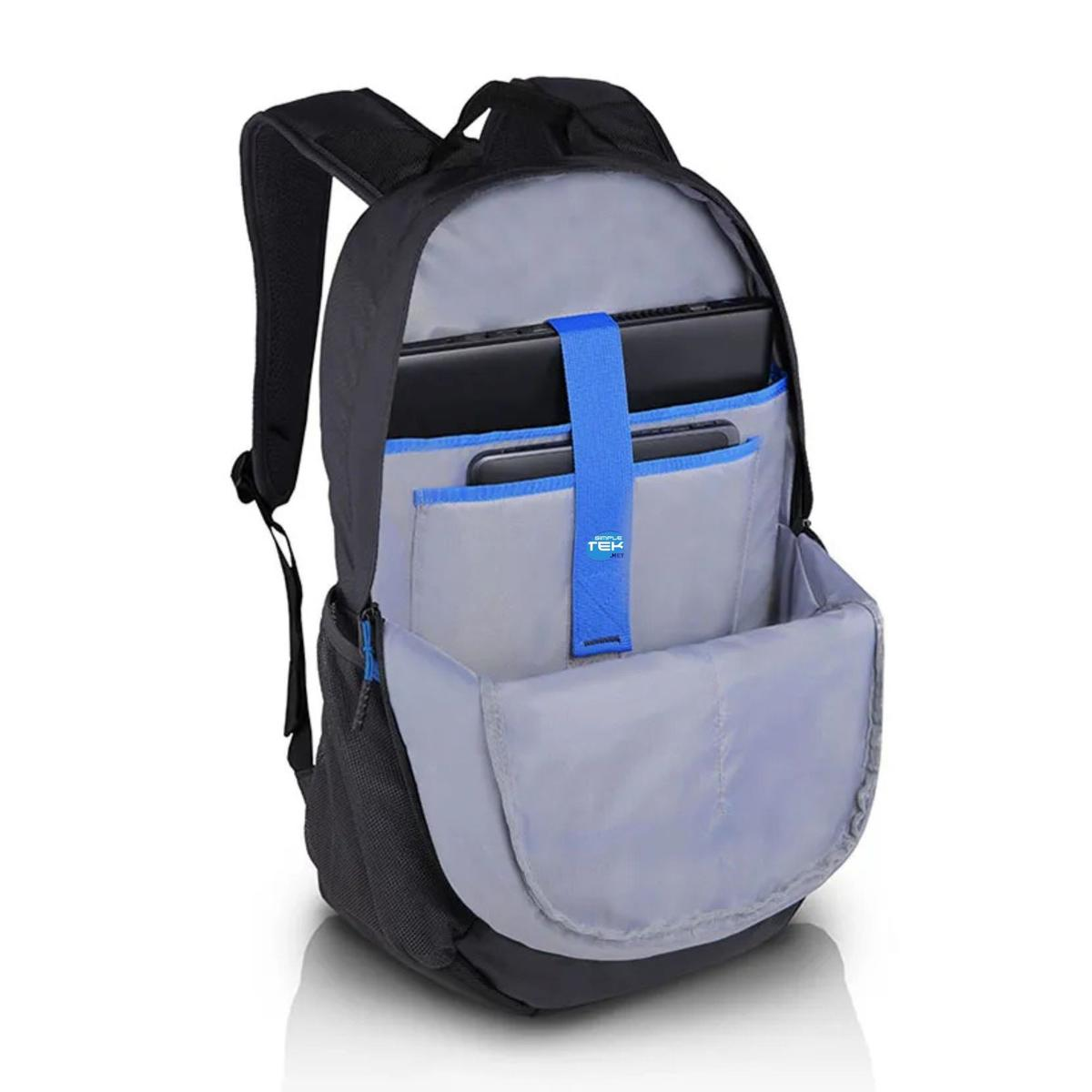 Uno zaino nero con cinghia blu che tiene un laptop. Sono visibili scomparti interni.