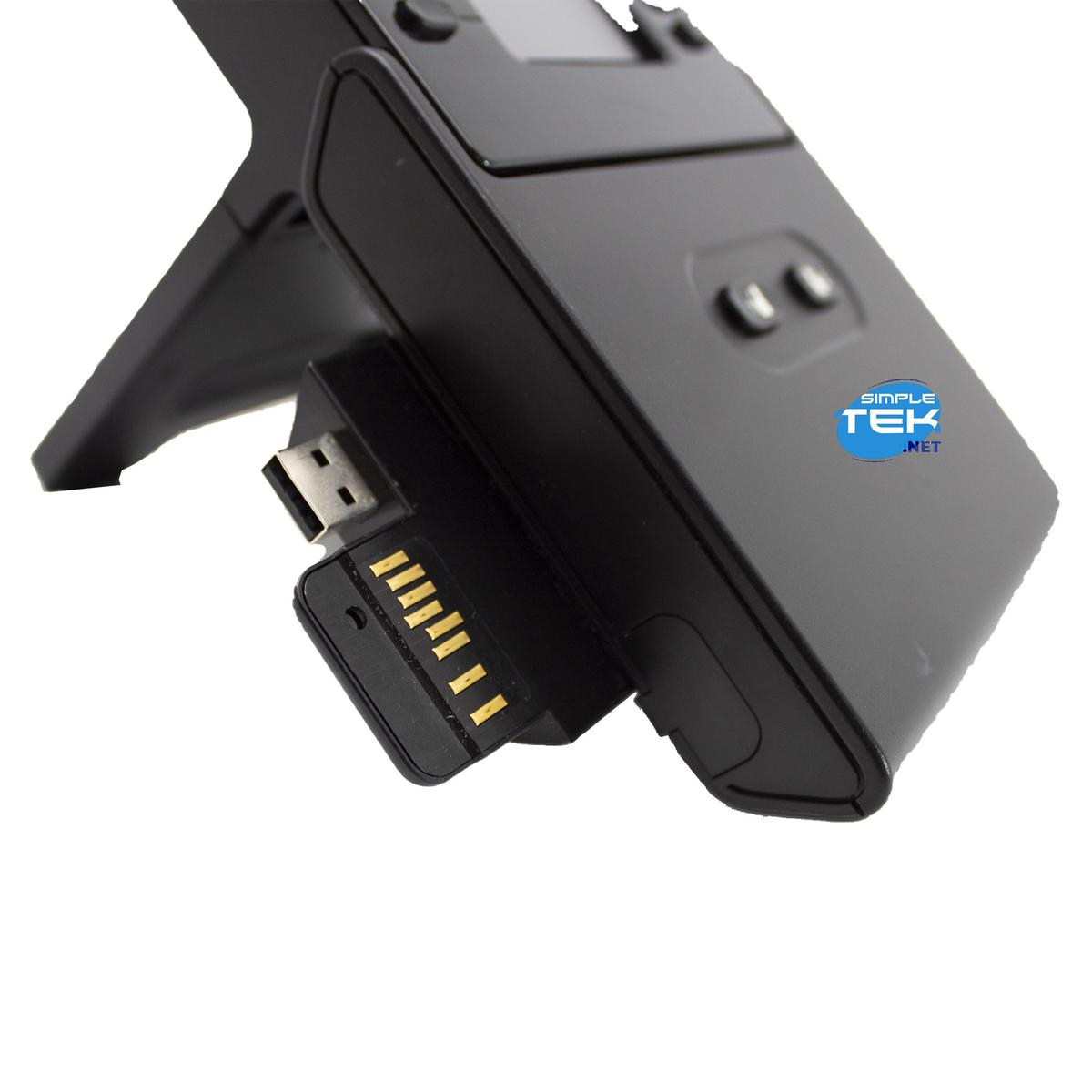 Dock nero con connettore USB e contatti dorati.