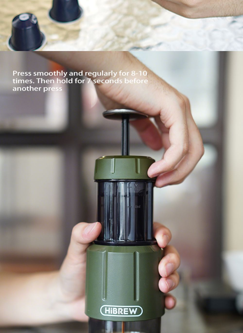 Manos operan una cafetera HIBREW verde, presionando un émbolo hacia abajo.