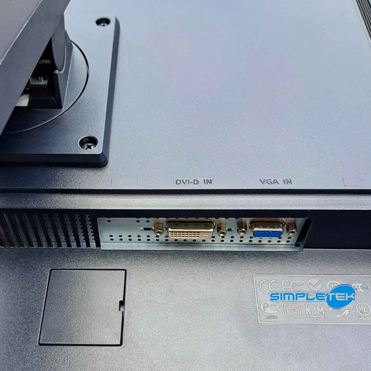 Porte del monitor: DVI-D IN, VGA IN. Include una piccola copertura quadrata per porta.