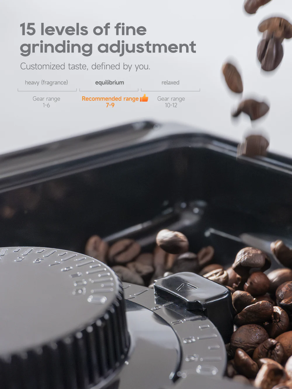 Granos de café cayendo en un molinillo de café con ajuste de molienda fina.