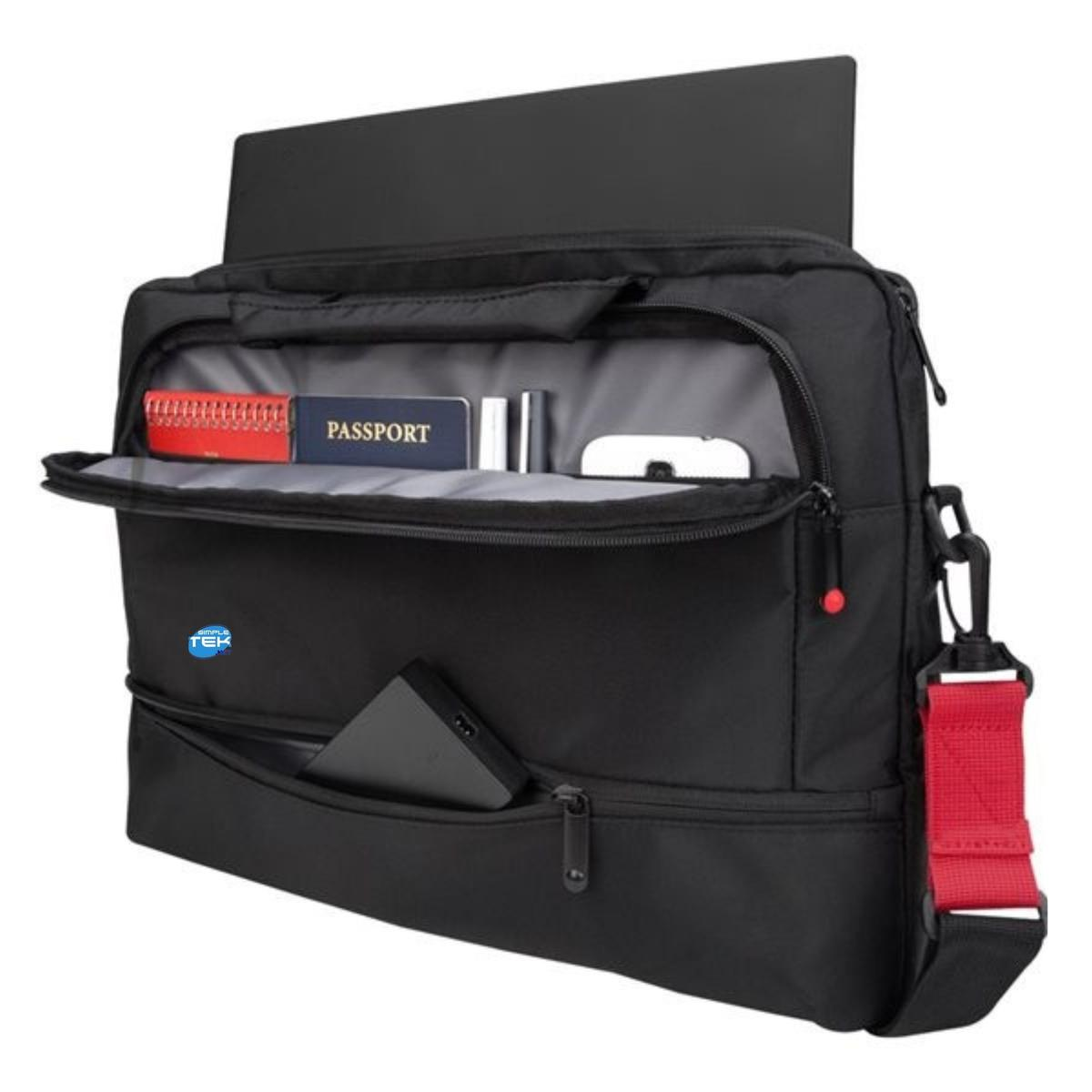 Borsa messenger nera con scomparto aperto che mostra passaporto, taccuino rosso, power bank.