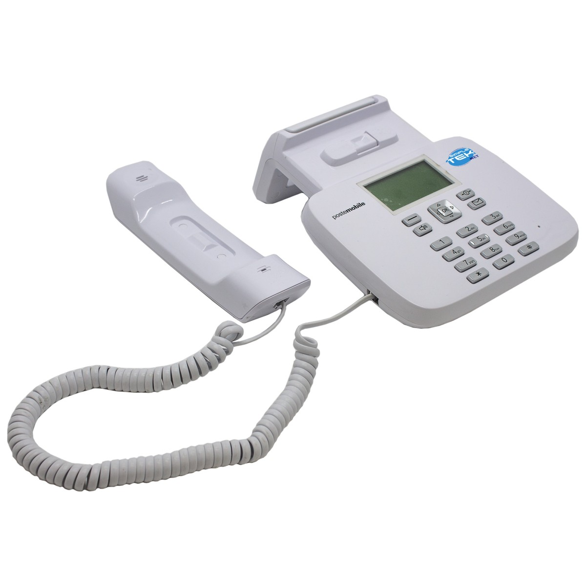 Un telefono bianco con cavo, tastiera e schermo poggia su sfondo bianco.