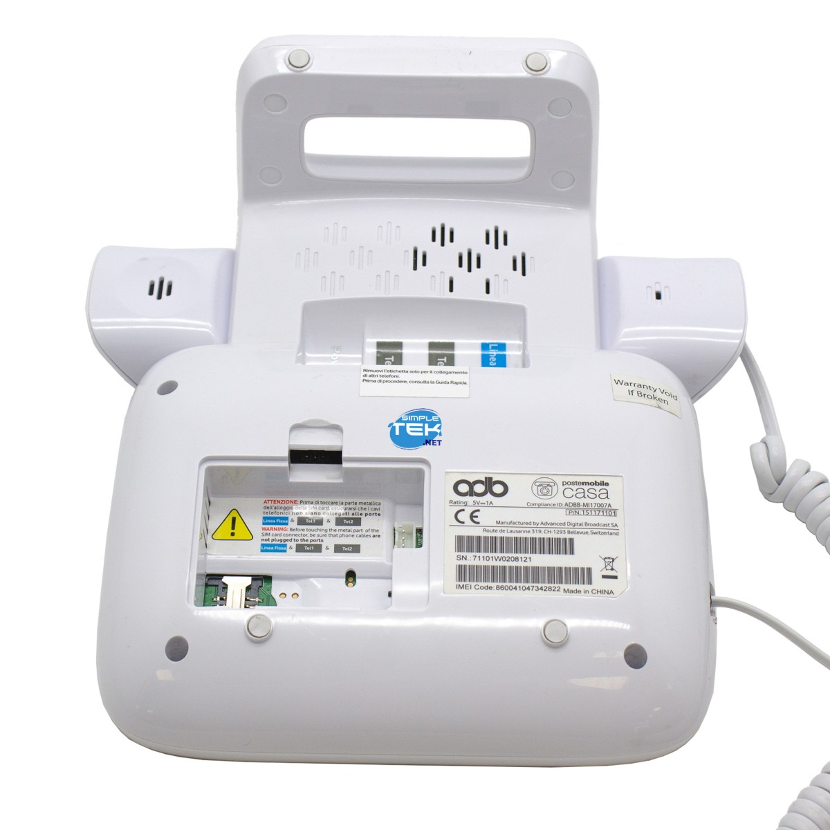 Vista posteriore di un telefono bianco con vano SIM aperto ed etichette.