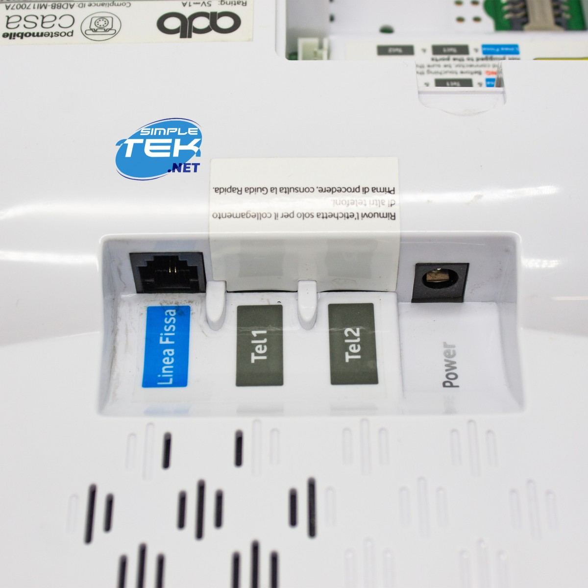 Primo piano di un dispositivo bianco con porte telefoniche: Linea Fissa, Tel1, Tel2 e Power.