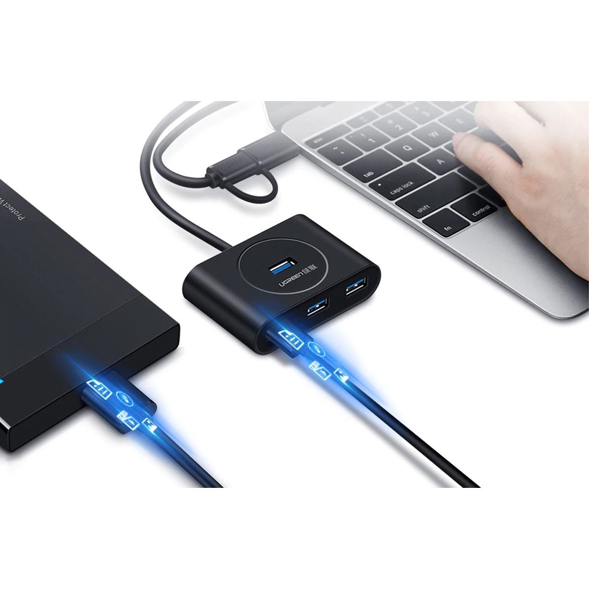 Czarny hub USB łączy dysk zewnętrzny i laptopa. Ikony transferu danych świecą na niebiesko.