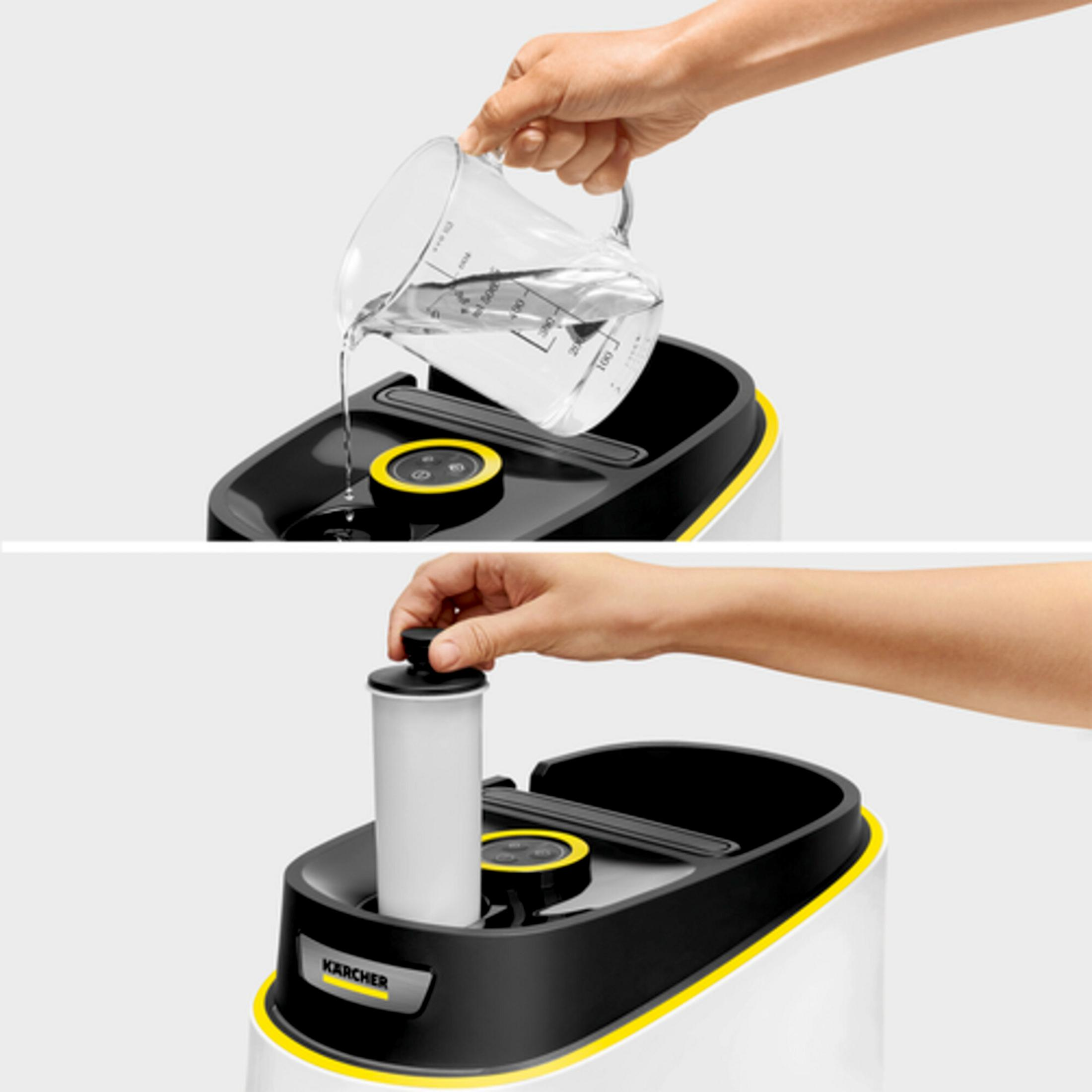 Hand gießt Wasser aus Krug in Gerät. Andere Hand setzt Filter ein.