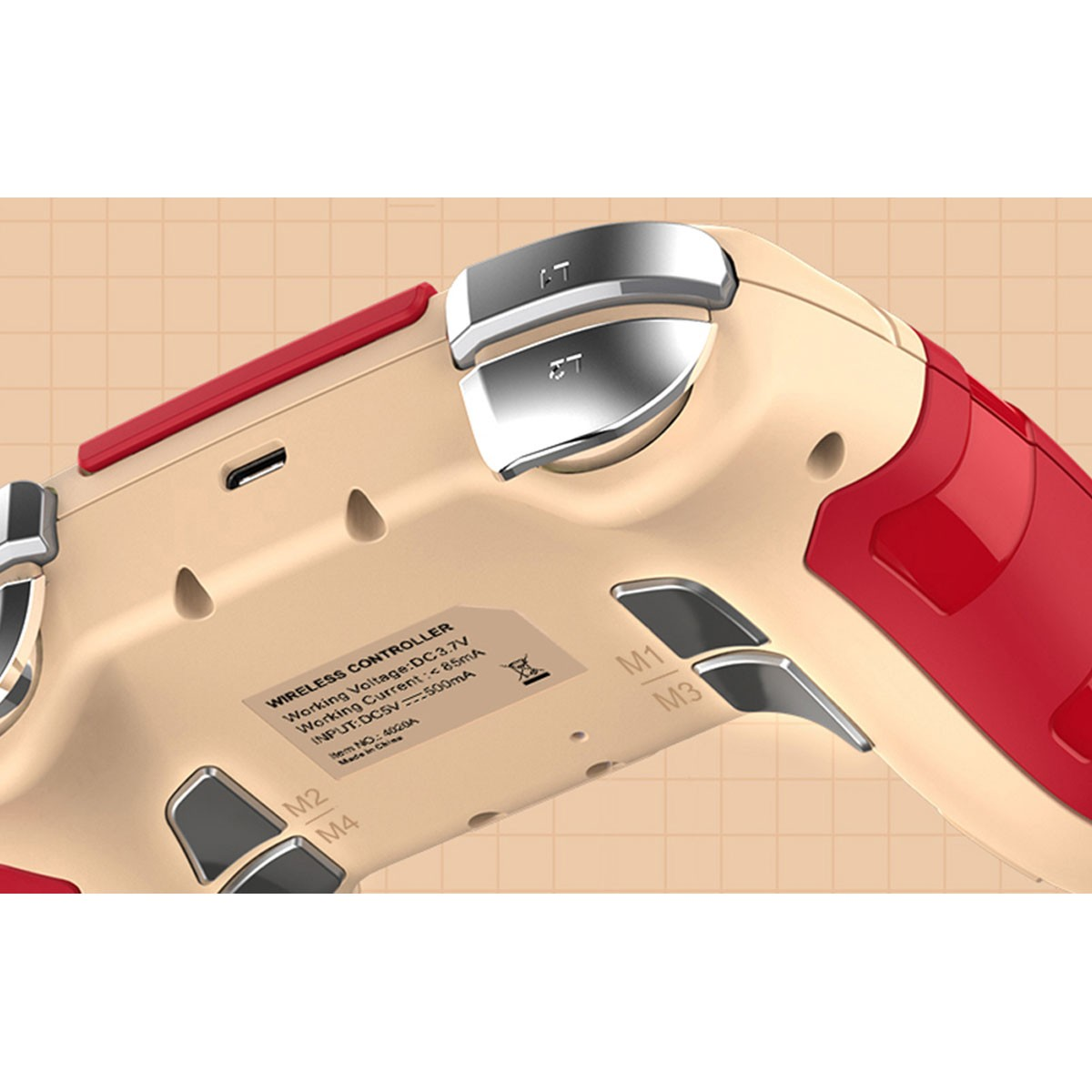 Primo piano di un controller wireless beige e rosso, con pulsanti ed etichette.