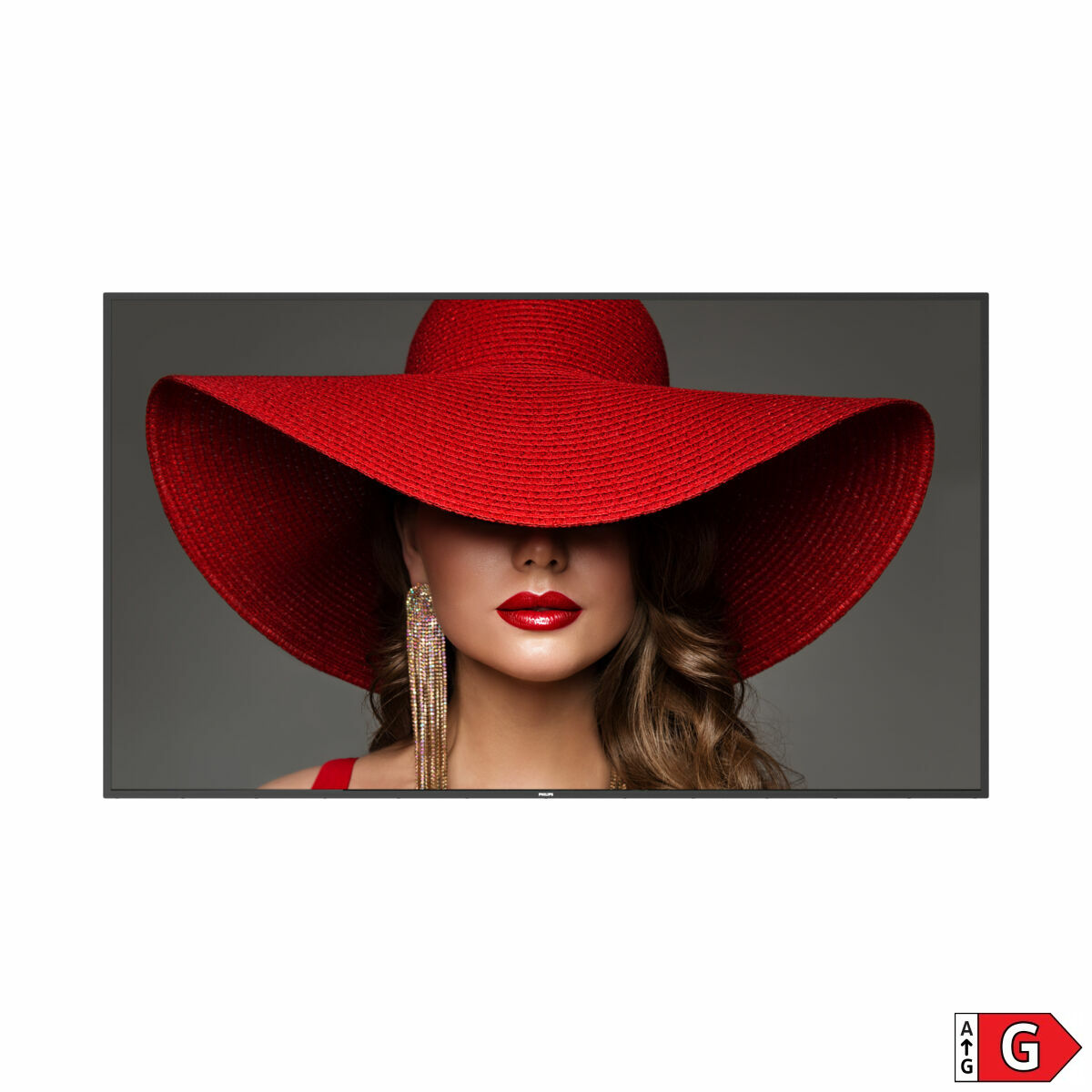 Donna con cappello e vestito rosso, indossa grandi orecchini. Labbra rosse visibili.