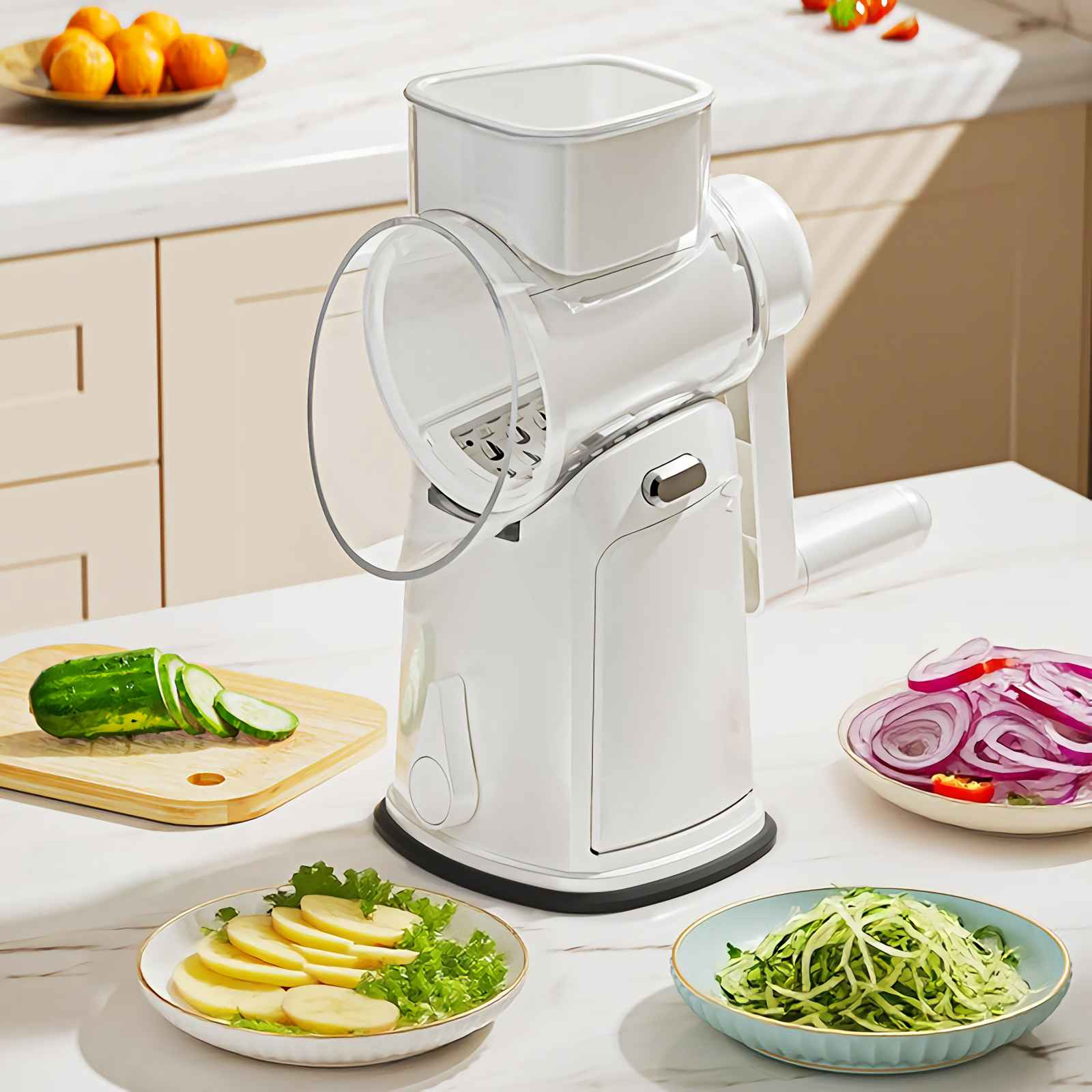 Eine weiße Gemüseschneidemaschine mit geschnittener Gurke, Kartoffeln und Zwiebeln auf einer Küchenarbeitsplatte.