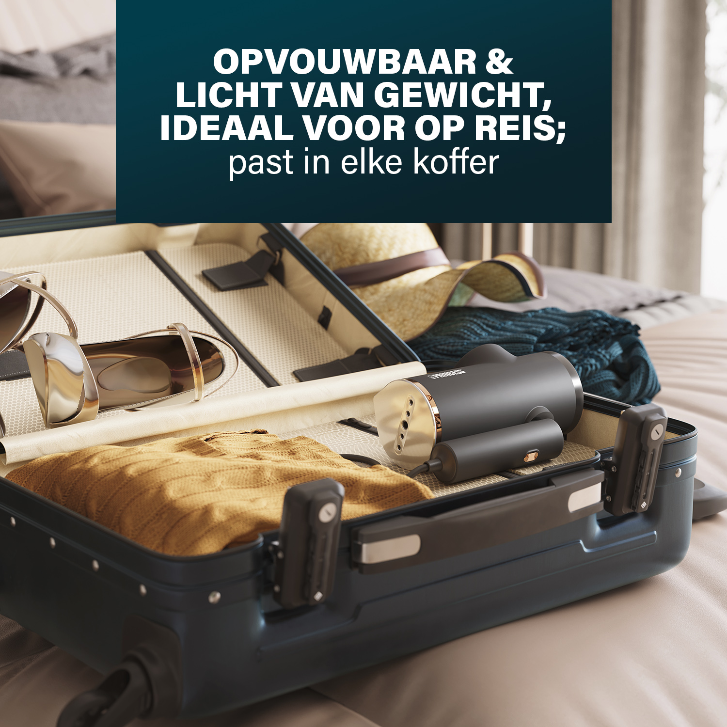 Open koffer met kleding, hoed, zonnebril en stoomstrijkijzer.