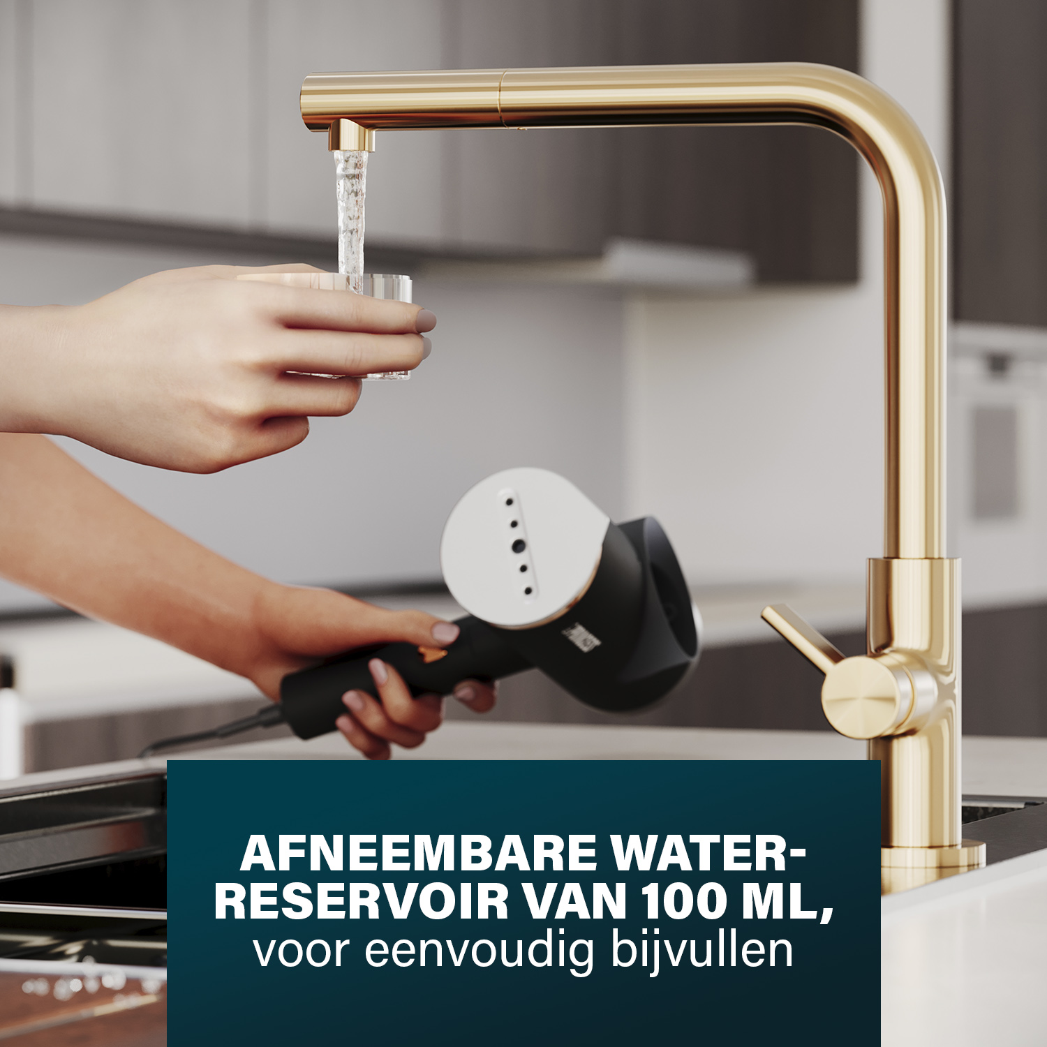 Een gouden kraan vult een klein glas terwijl een hand een zwart apparaat onder de waterstroom houdt.
