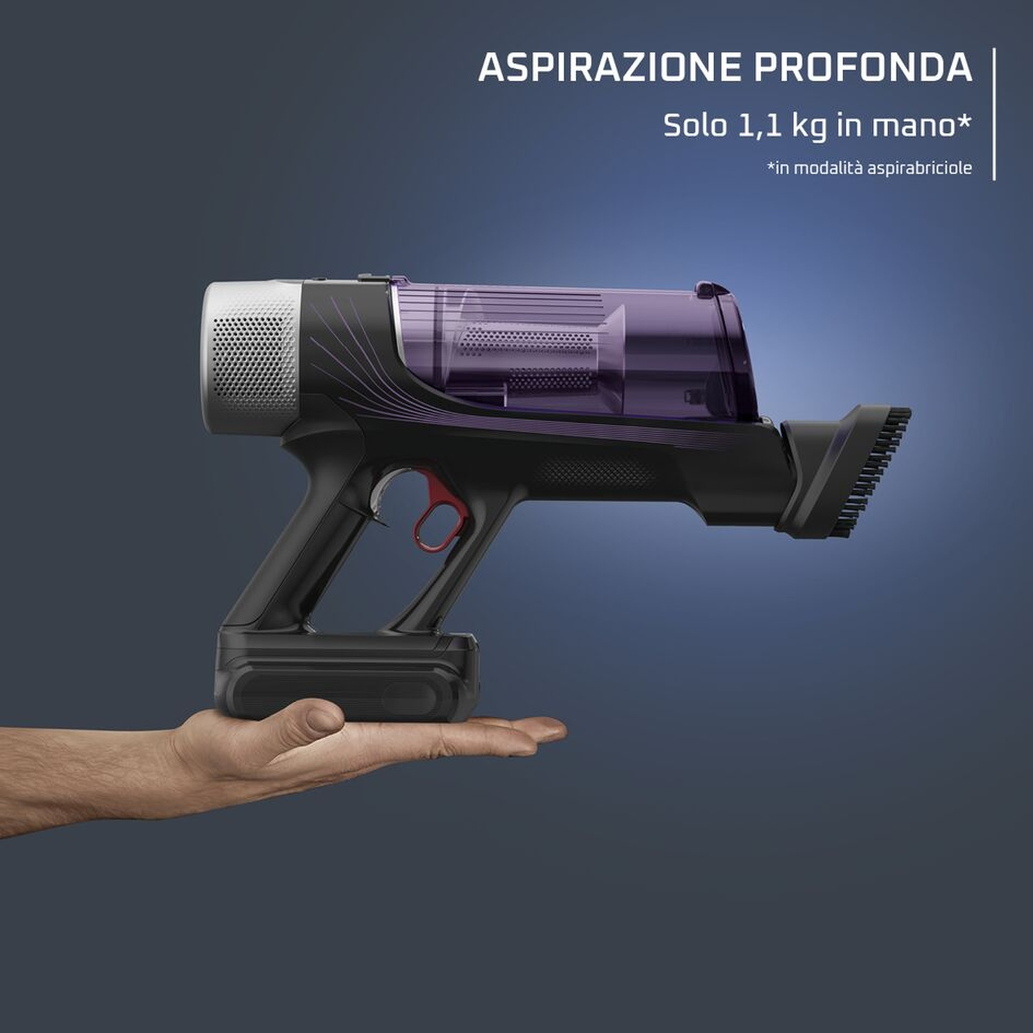 Una mano sostiene una aspiradora ligera negra y morada con un depósito de polvo transparente.