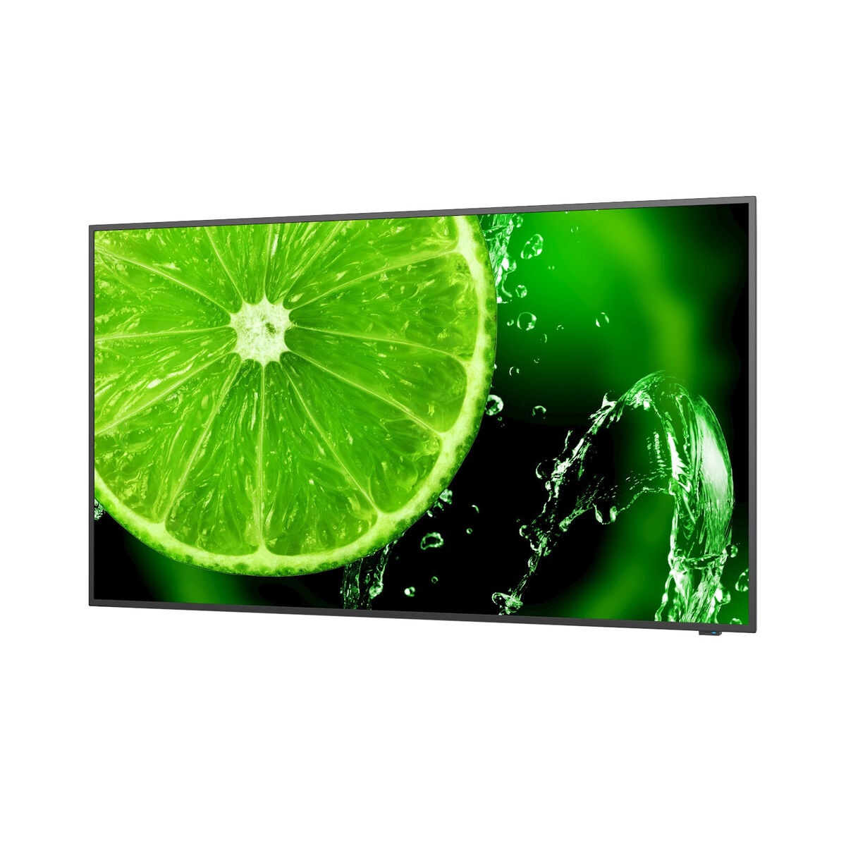 Una fetta grande e succosa di lime con schizzi d'acqua su sfondo nero.