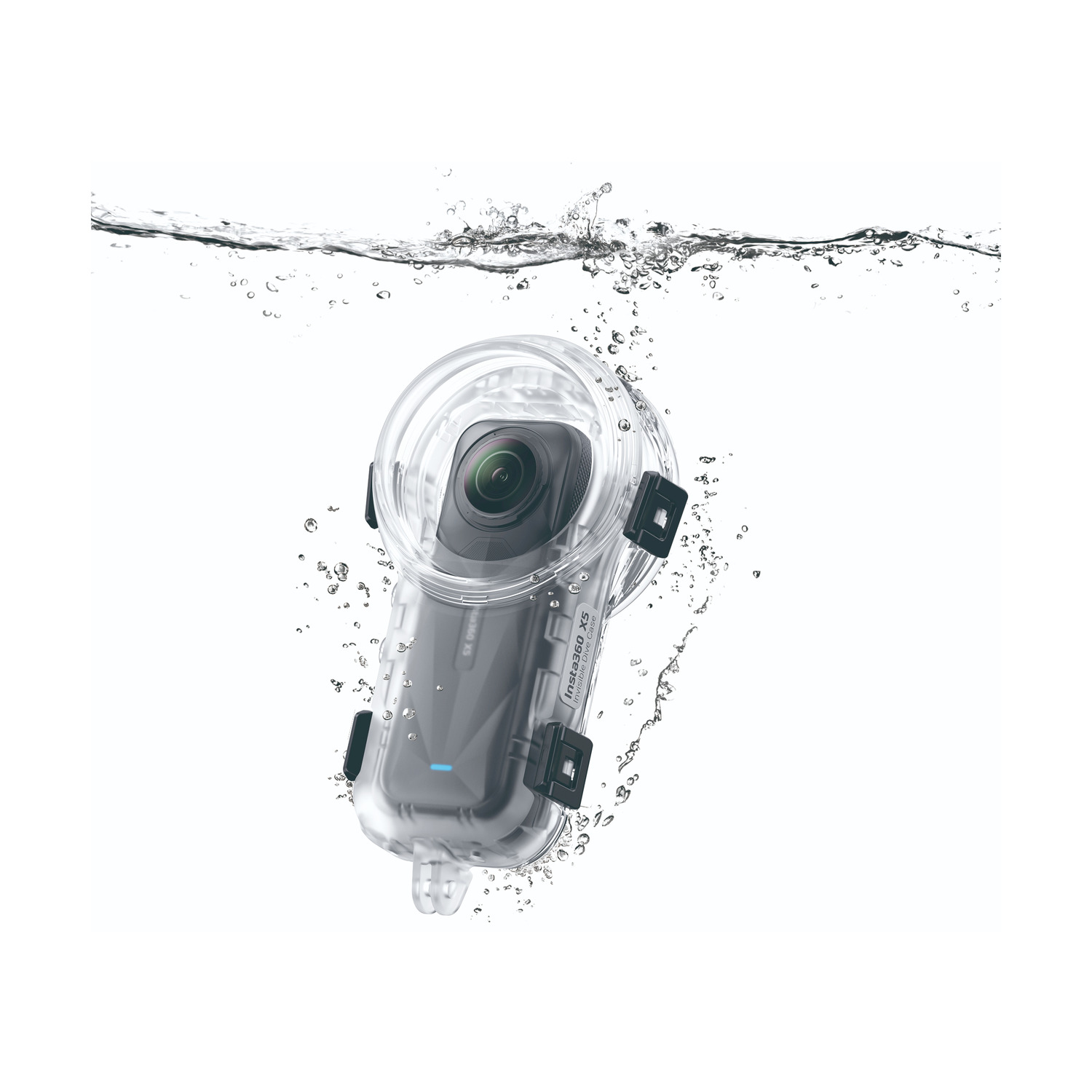 Eine Kamera in einem transparenten Gehäuse taucht in Wasser ein.