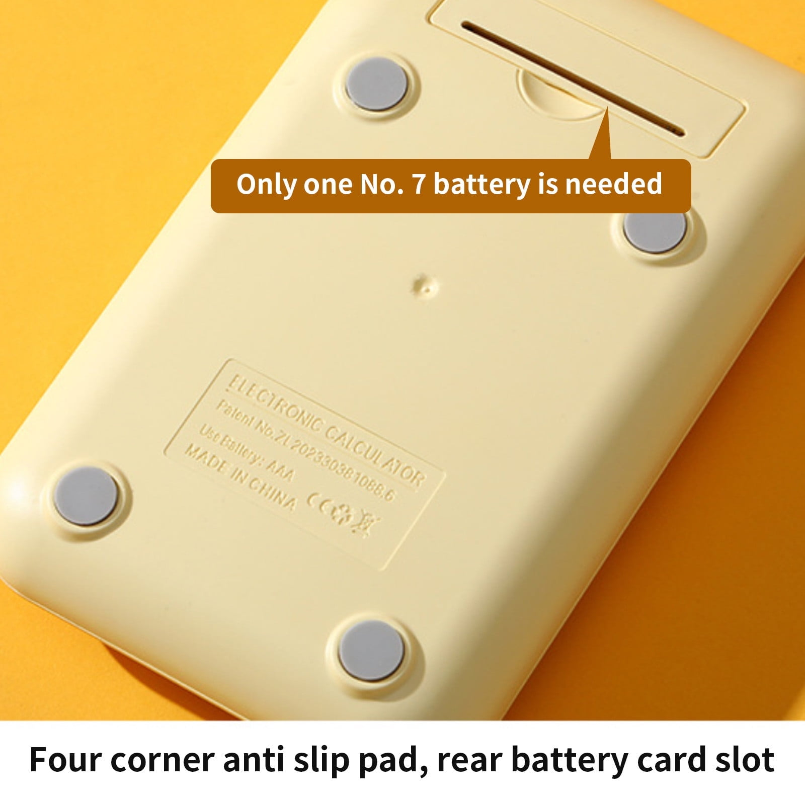 Gelbe Rückseite des Taschenrechners mit Text: Nur eine Nr. 7 Batterie benötigt.