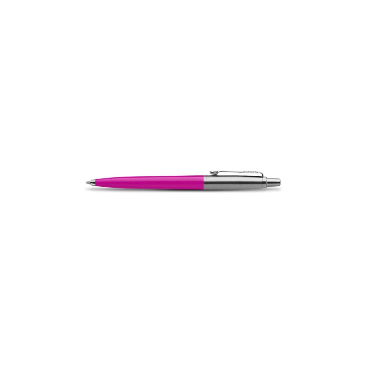 Una penna a sfera rosa con clip e punta argentate è mostrata su sfondo bianco.