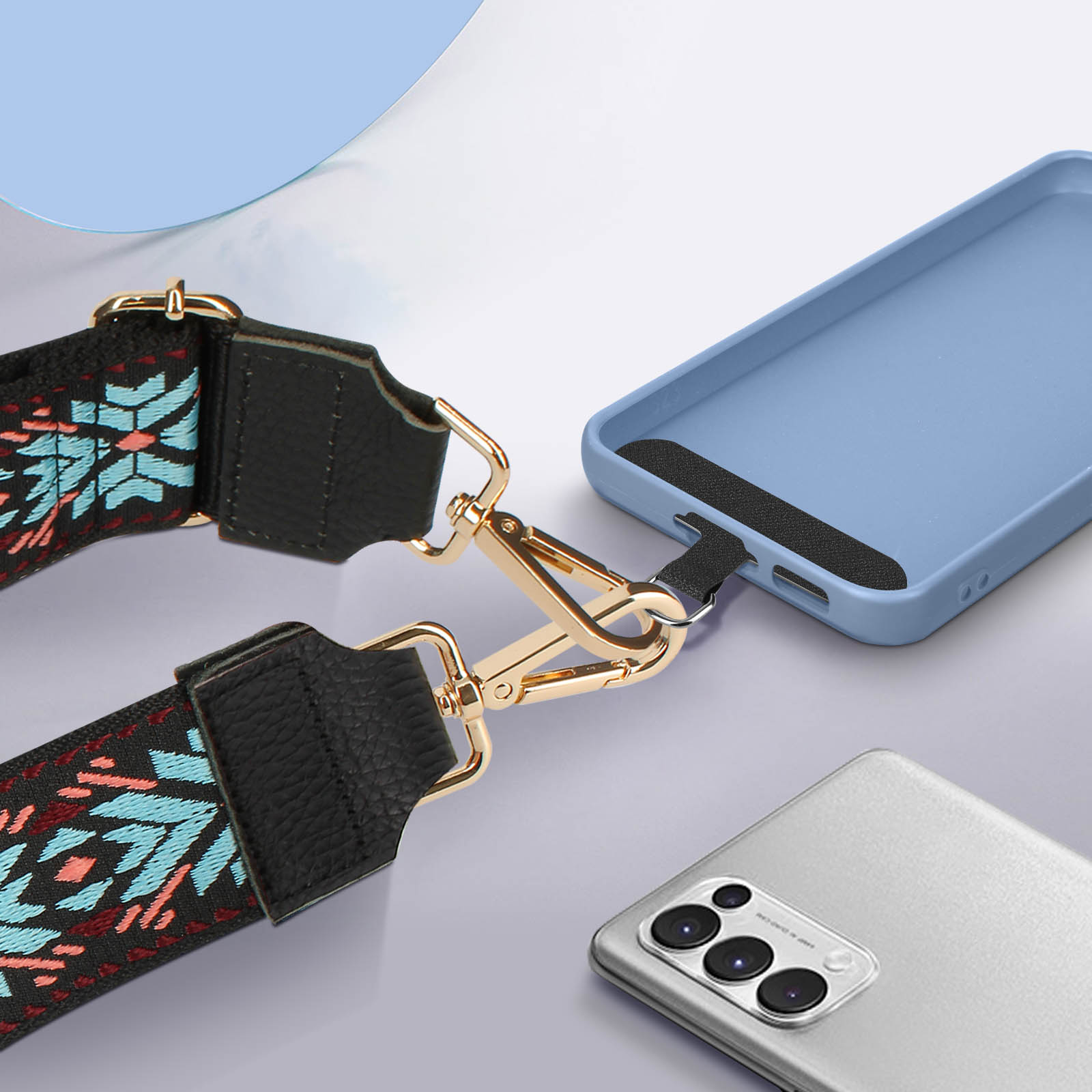 Una cover blu e un telefono d'argento con cinturino fantasia e ganci dorati.