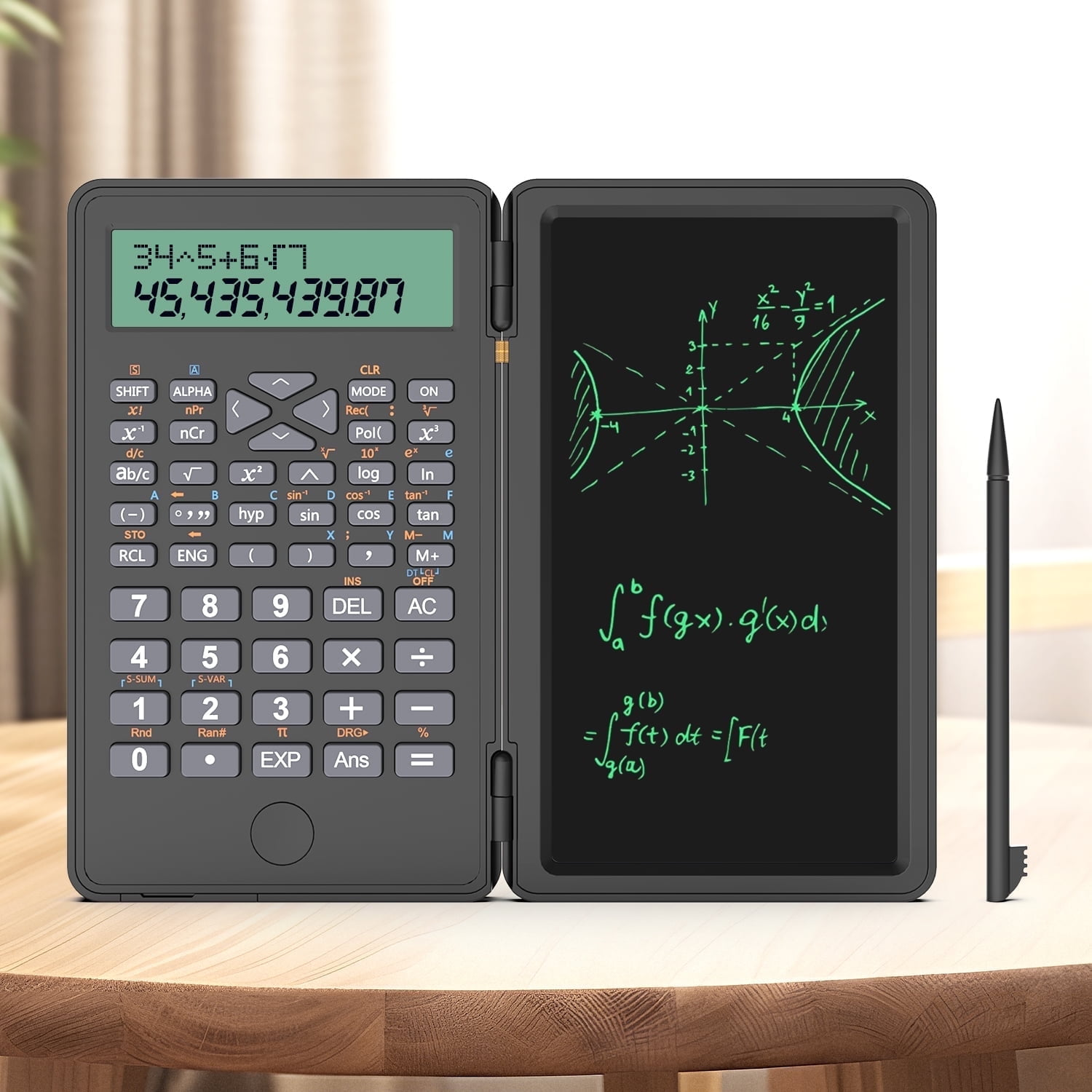 Ein grauer Taschenrechner mit Digitalanzeige, der mathematische Probleme zeigt, und ein Stift auf einem Holztisch.