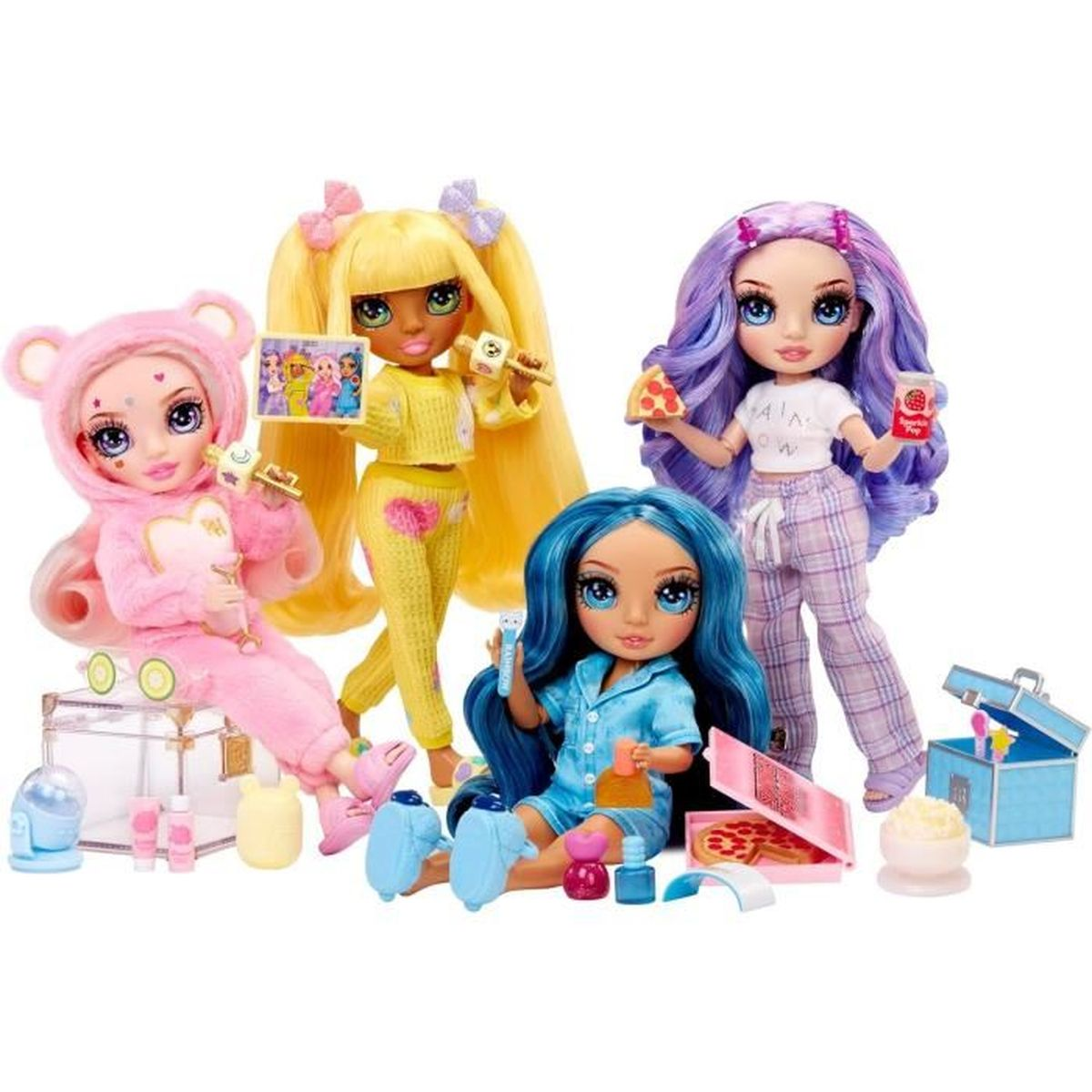 Quattro fashion doll in pigiama con accessori come pizza, bevande e trucco.