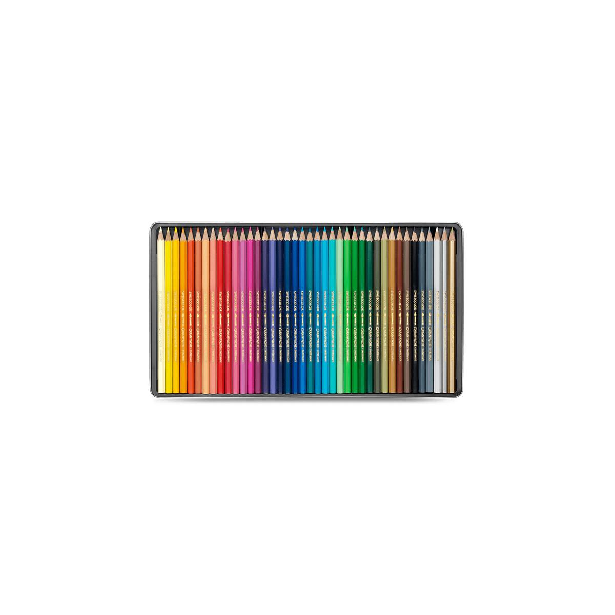 Una scatola di latta piena di 48 matite colorate in uno spettro arcobaleno, ordinate in file.