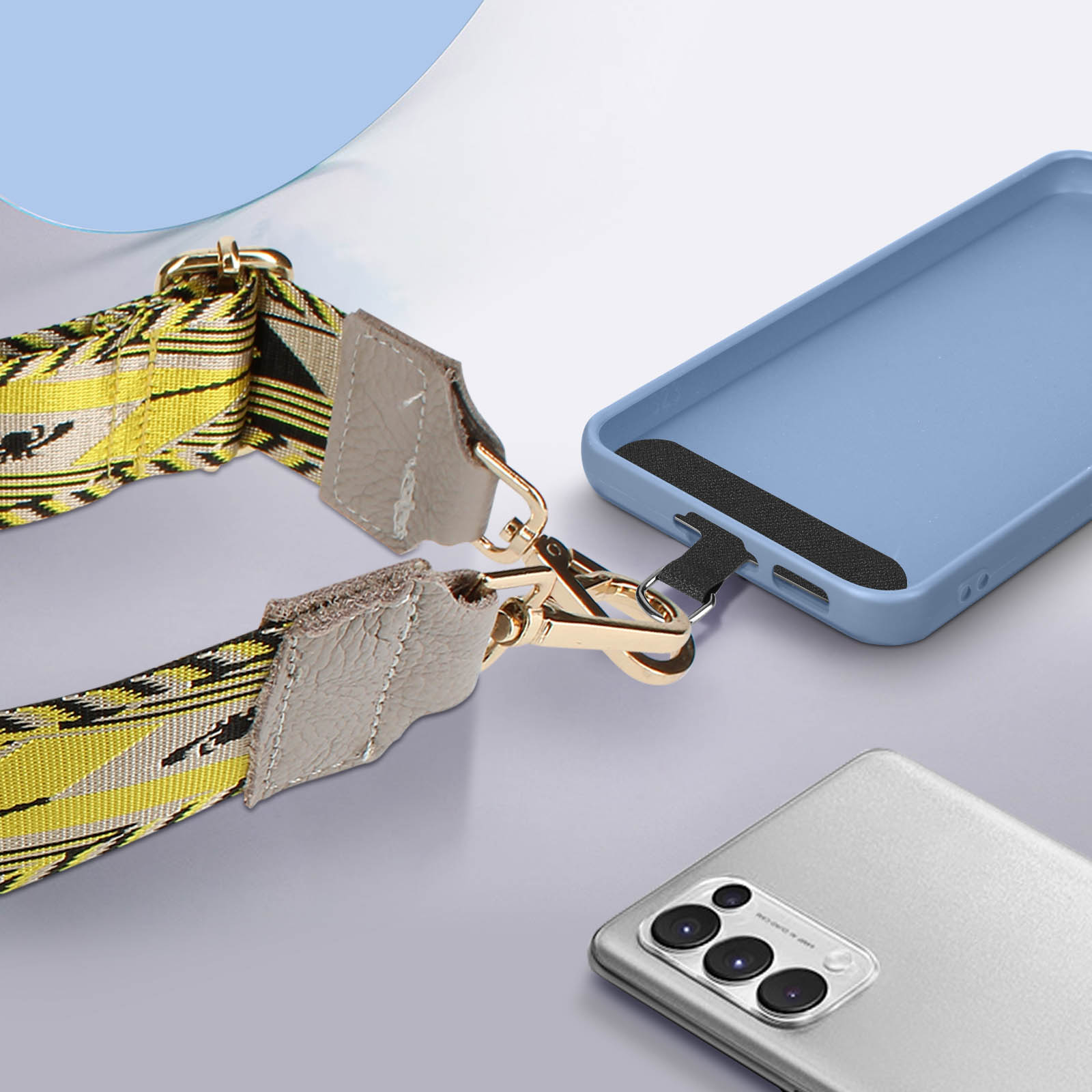 Una custodia per telefono blu, un cinturino fantasia con chiusure dorate e un telefono d'argento.