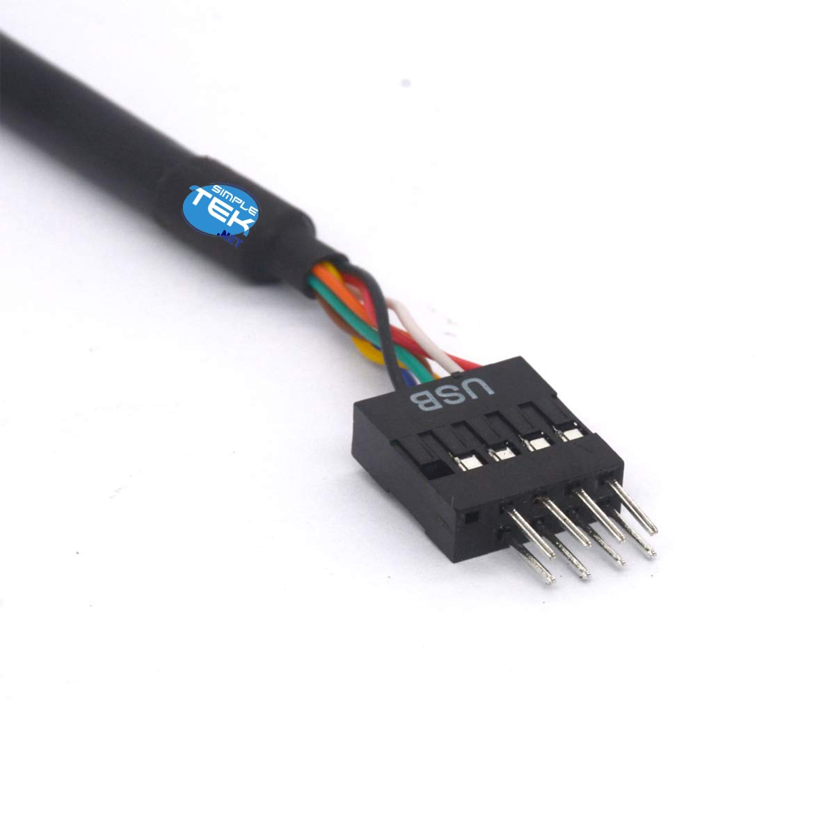 Primo piano di un connettore USB con cavi colorati e testo 'USB' su sfondo bianco.