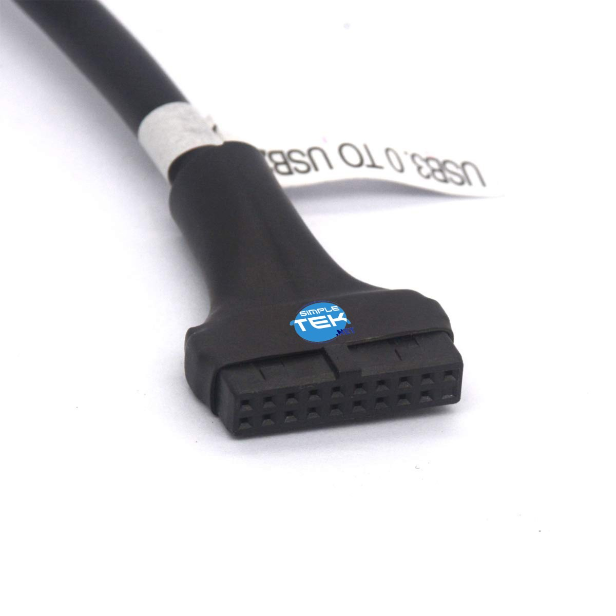 Primo piano di un connettore di cavo adattatore da USB 3.0 a USB 2.0 nero con pin.