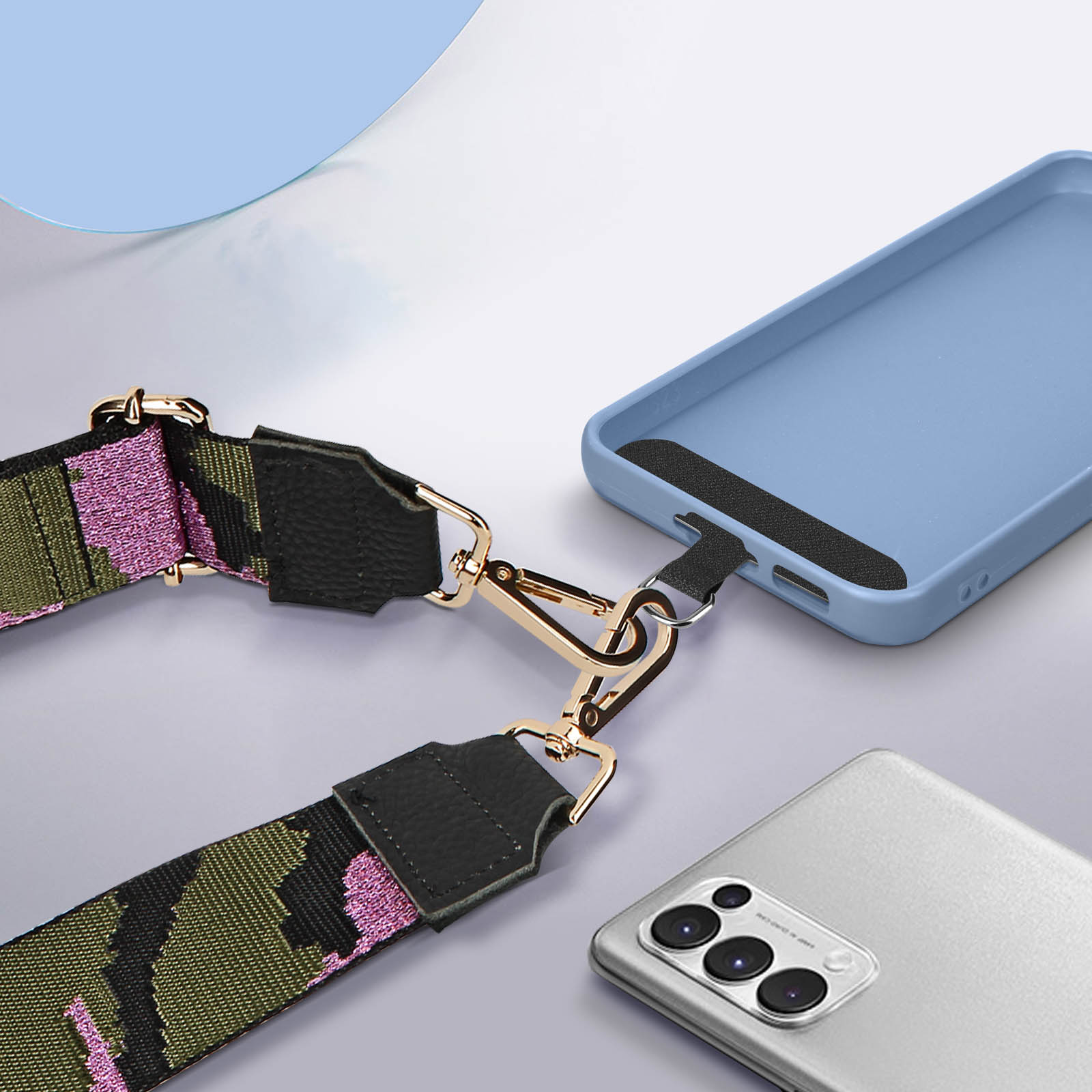 Una custodia blu per telefono e un telefono d'argento con cinturino mimetico e fibbie dorate.