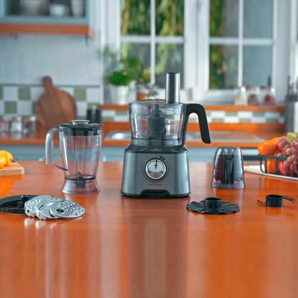 Ahşap masa üzerinde aksesuarları ve blenderı olan mutfak robotu.