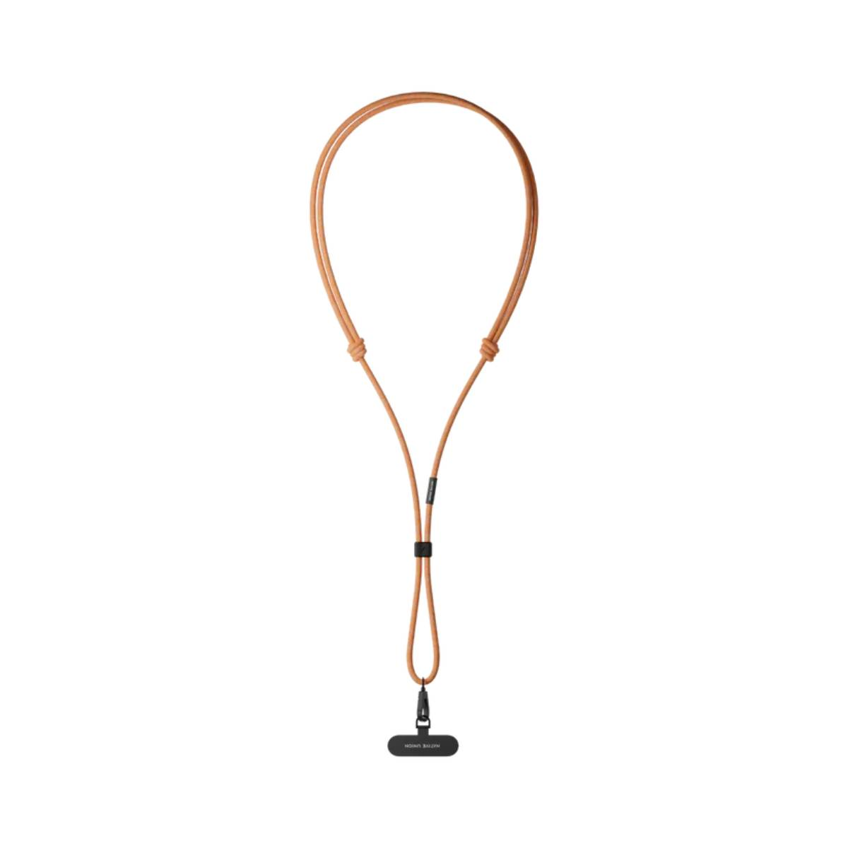 Un cordino color cuoio con clip nero e piccola etichetta nera con testo bianco.