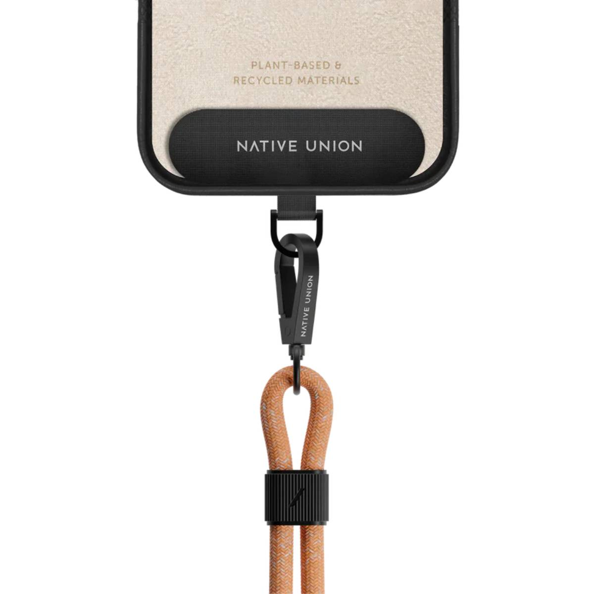 Custodia per telefono con retro testurizzato beige, cinturino nero, moschettone e anello in corda arancione.