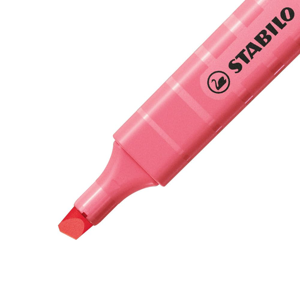 Primo piano di un evidenziatore Stabilo rosa con punta rossa e motivo a scacchi.
