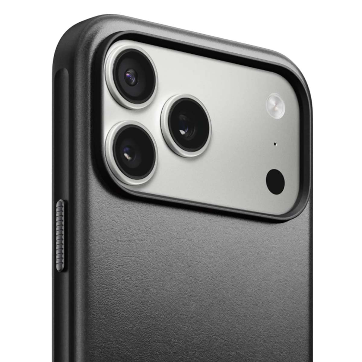 Primo piano di una custodia nera per telefono che mostra una configurazione a tripla fotocamera con accenti argentati.