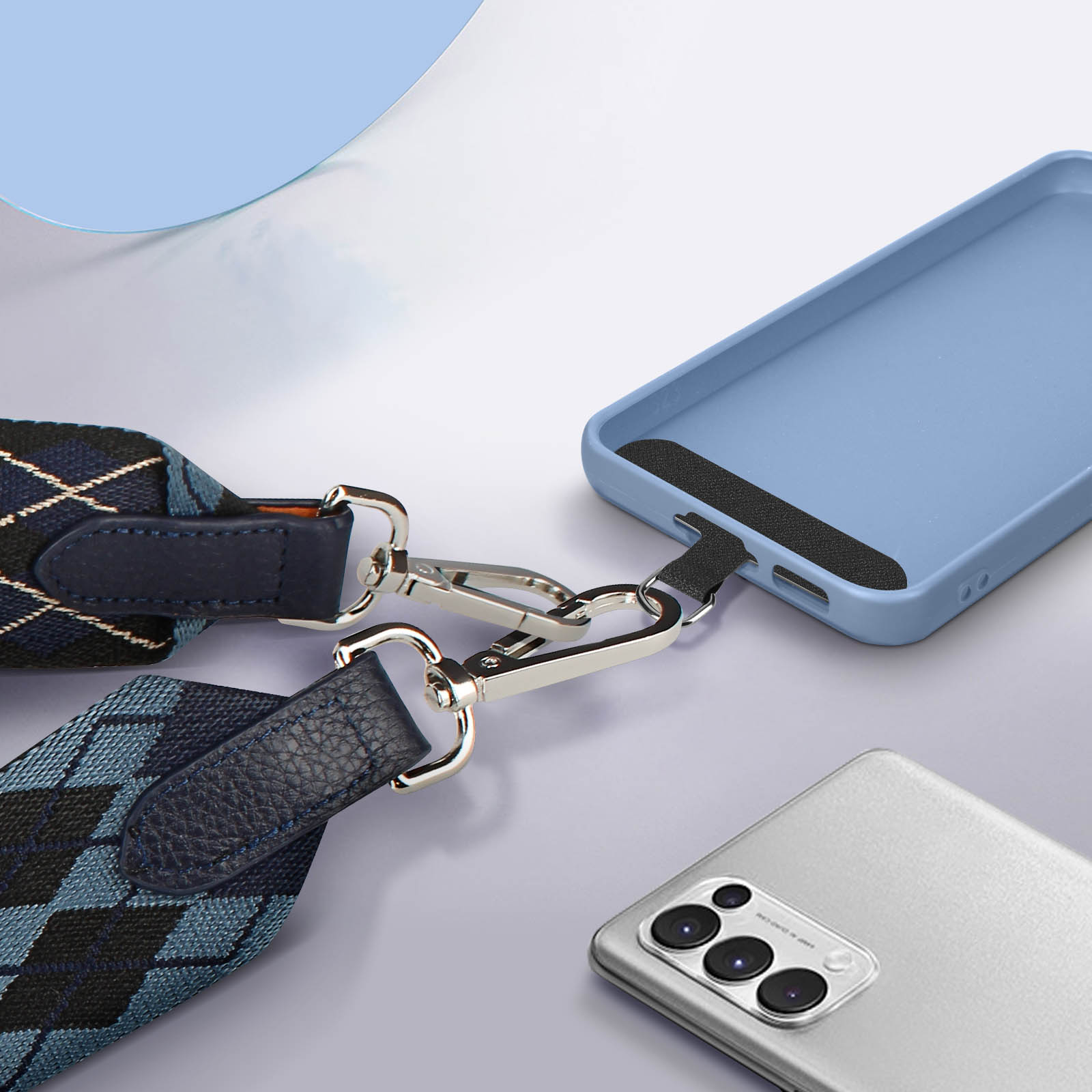 Custodia blu per telefono con cinturino argyle e telefono argento.