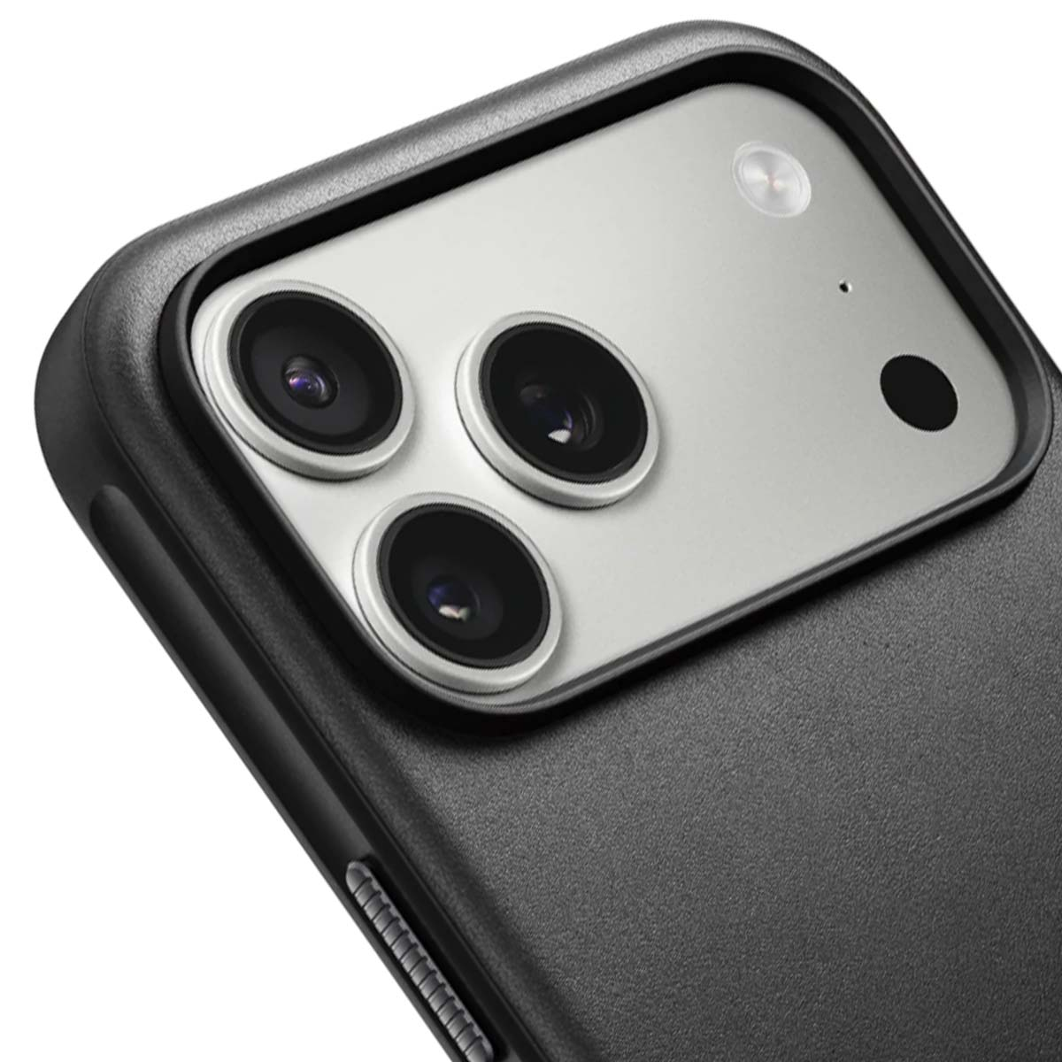 Primo piano di una custodia nera per telefono con tre obiettivi e flash.