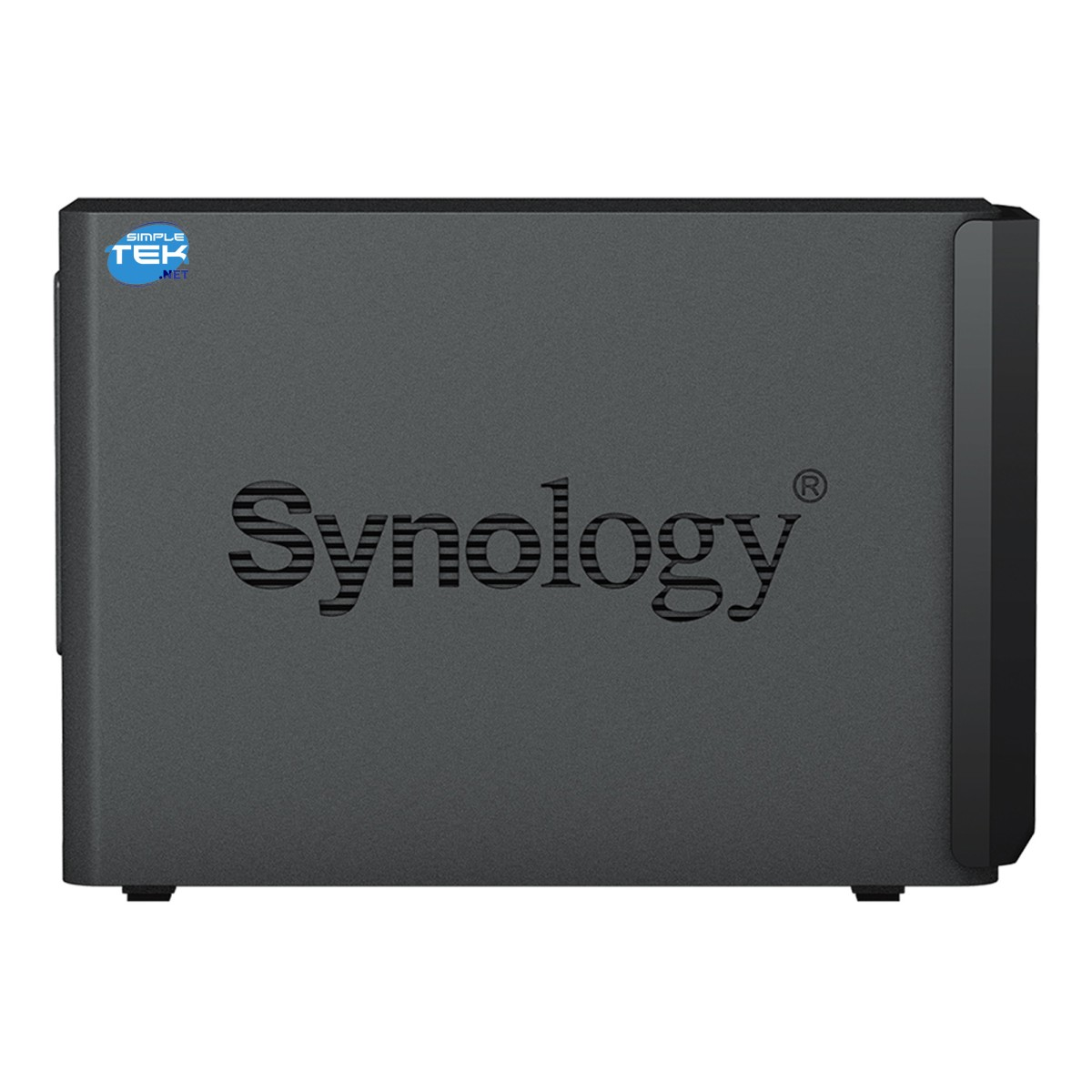 Un dispositivo NAS Synology grigio con logo Simple Tek in alto a sinistra.