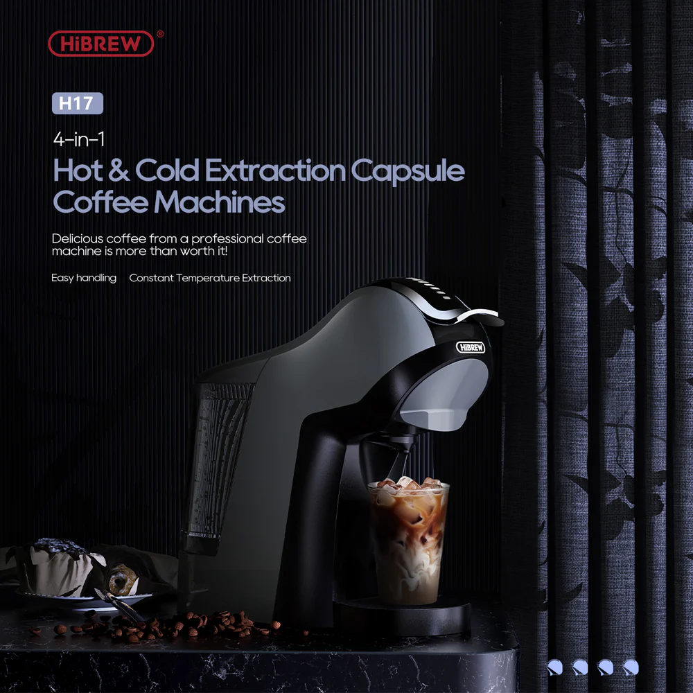 Una cafetera oscura prepara un café helado en un vaso con cubitos de hielo.