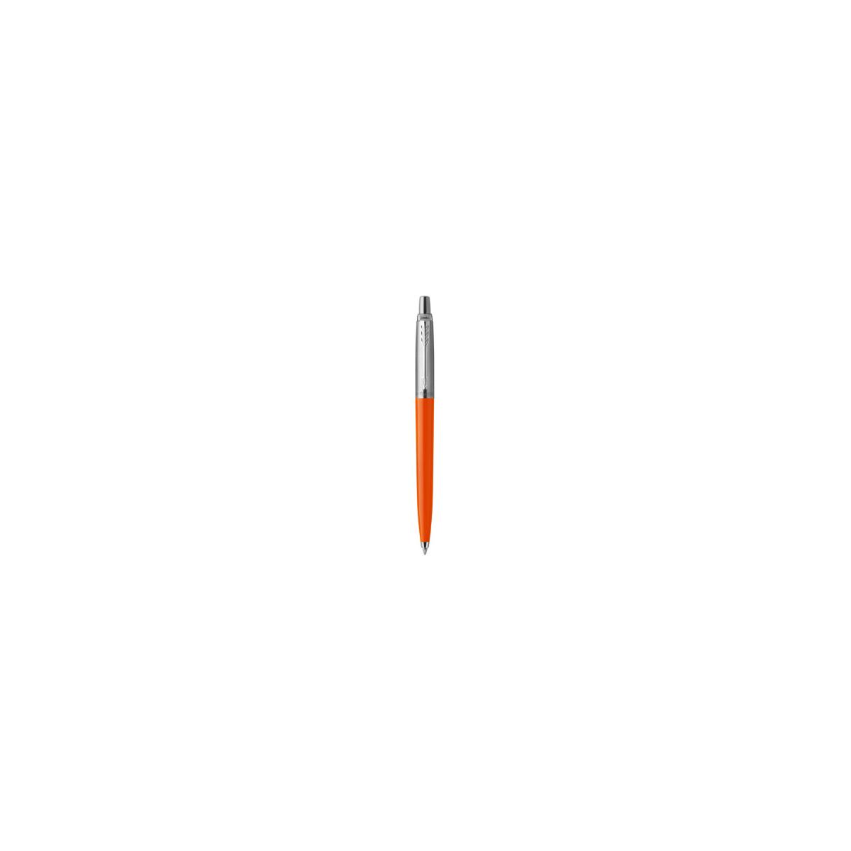 Una singola penna Parker arancione e argento è in piedi verticalmente su sfondo bianco.