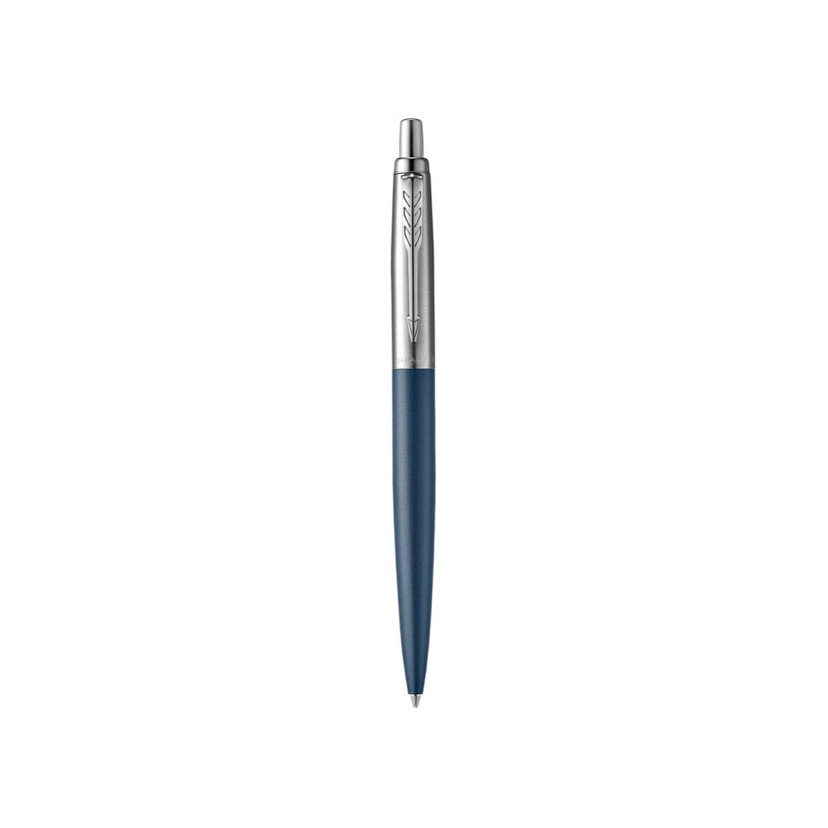 Una penna Parker blu con clip argentata e accenti su sfondo bianco.