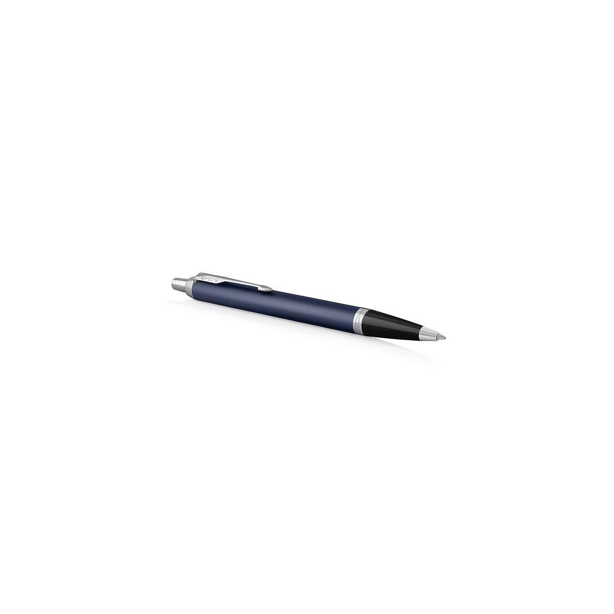 Una penna Parker blu con clip argentata poggia su superficie bianca.