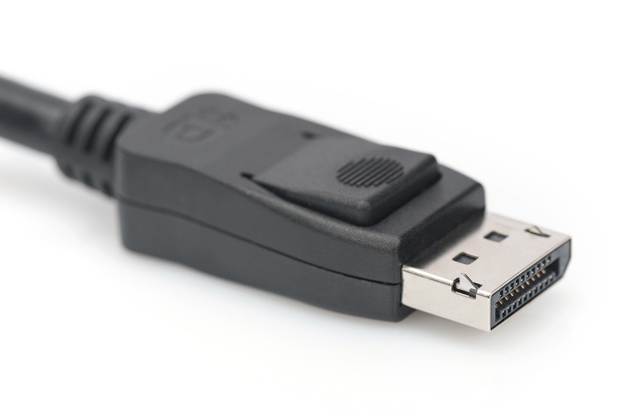 Un connettore per cavo DisplayPort nero con pin metallici su sfondo bianco.