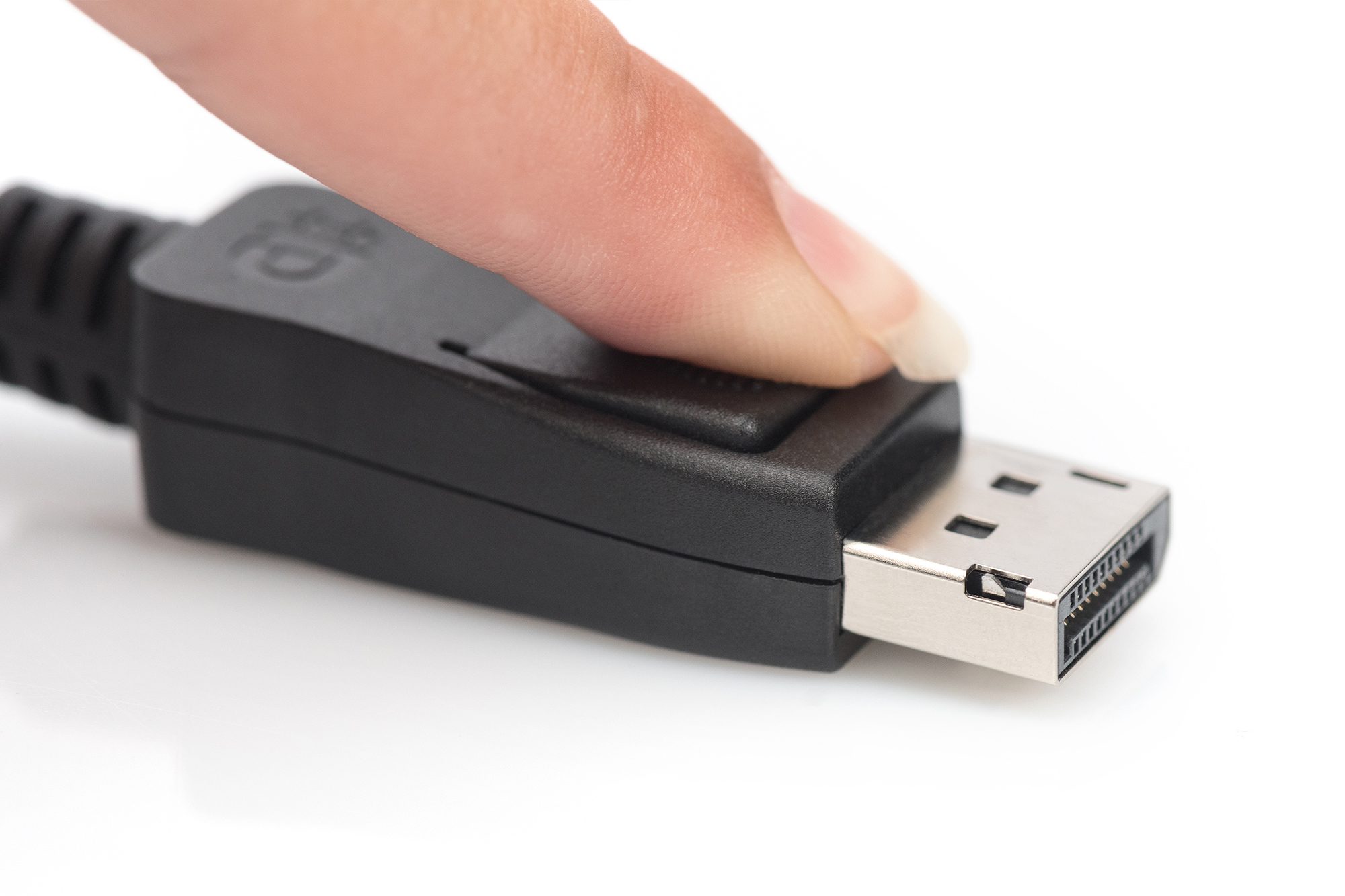 Un dito preme un pulsante su un connettore DisplayPort nero, pronto per essere collegato.